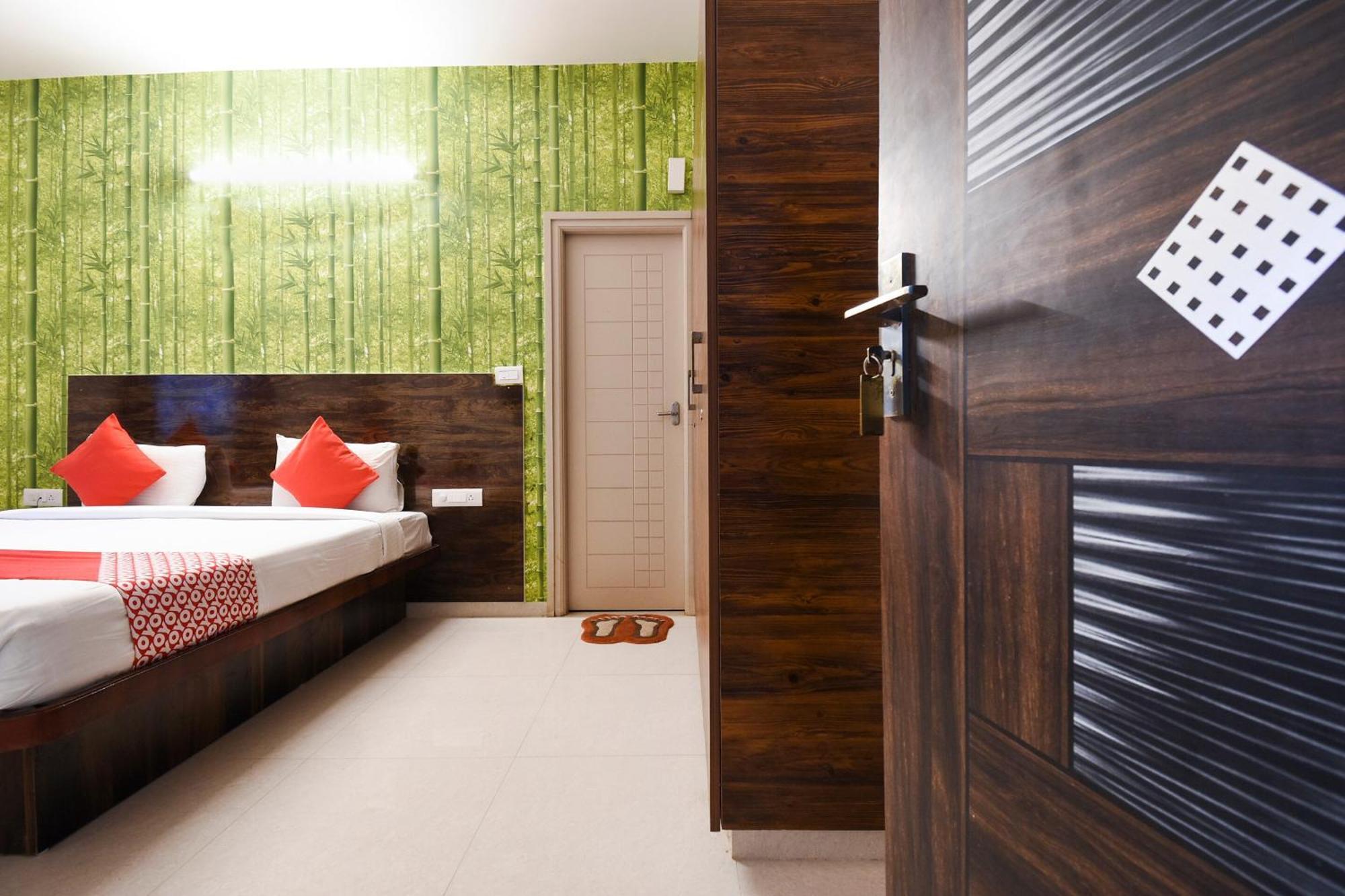 Oyo Flagship 65924 Balaji Luxury 3* Bangalore