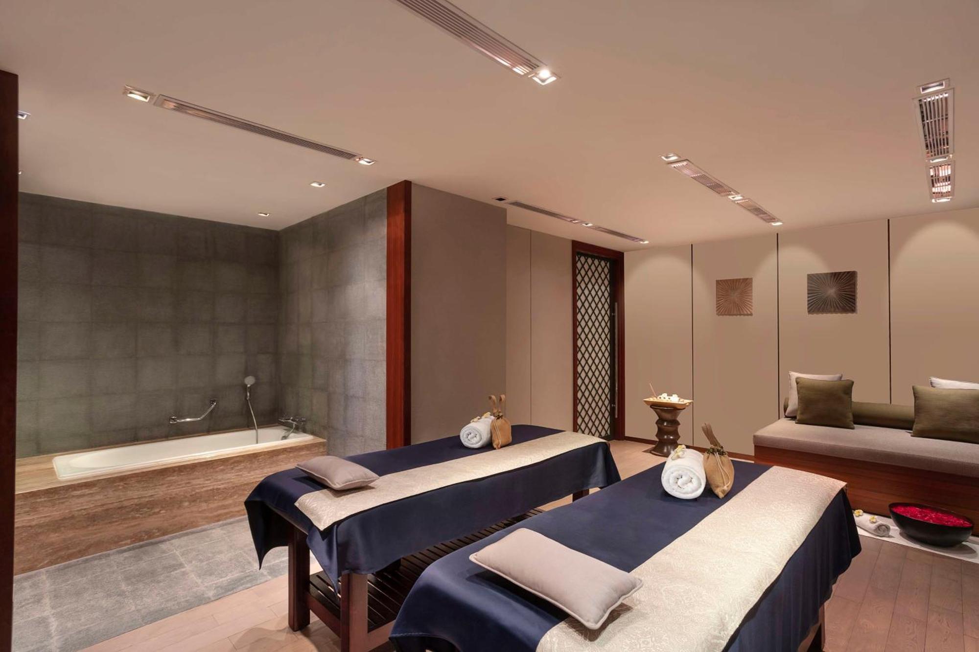 Hilton Embassy Golflinks Hotel Bangalore