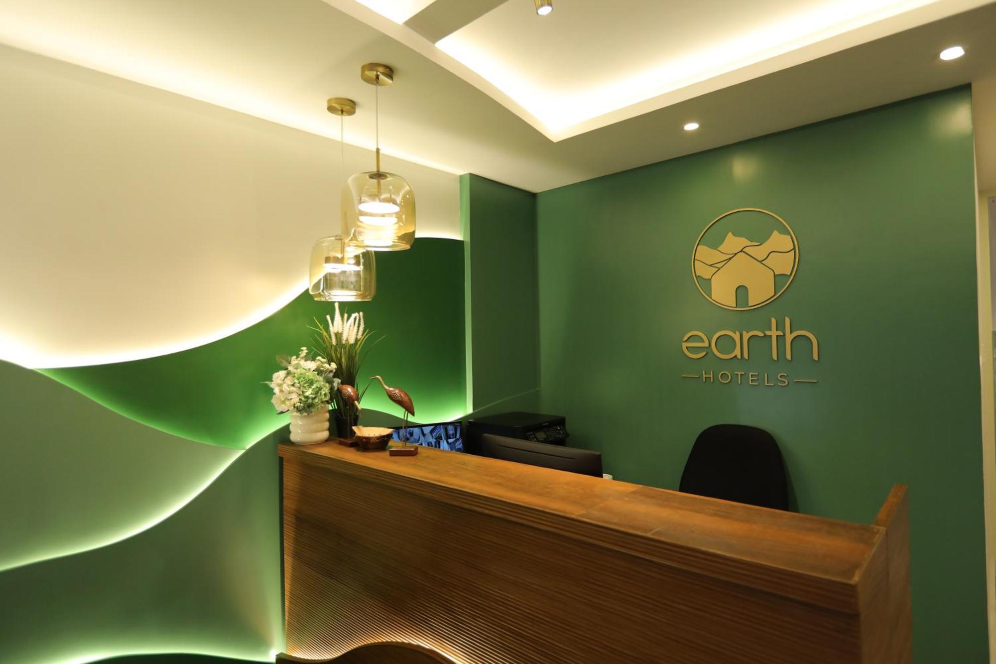 Hotel Earth