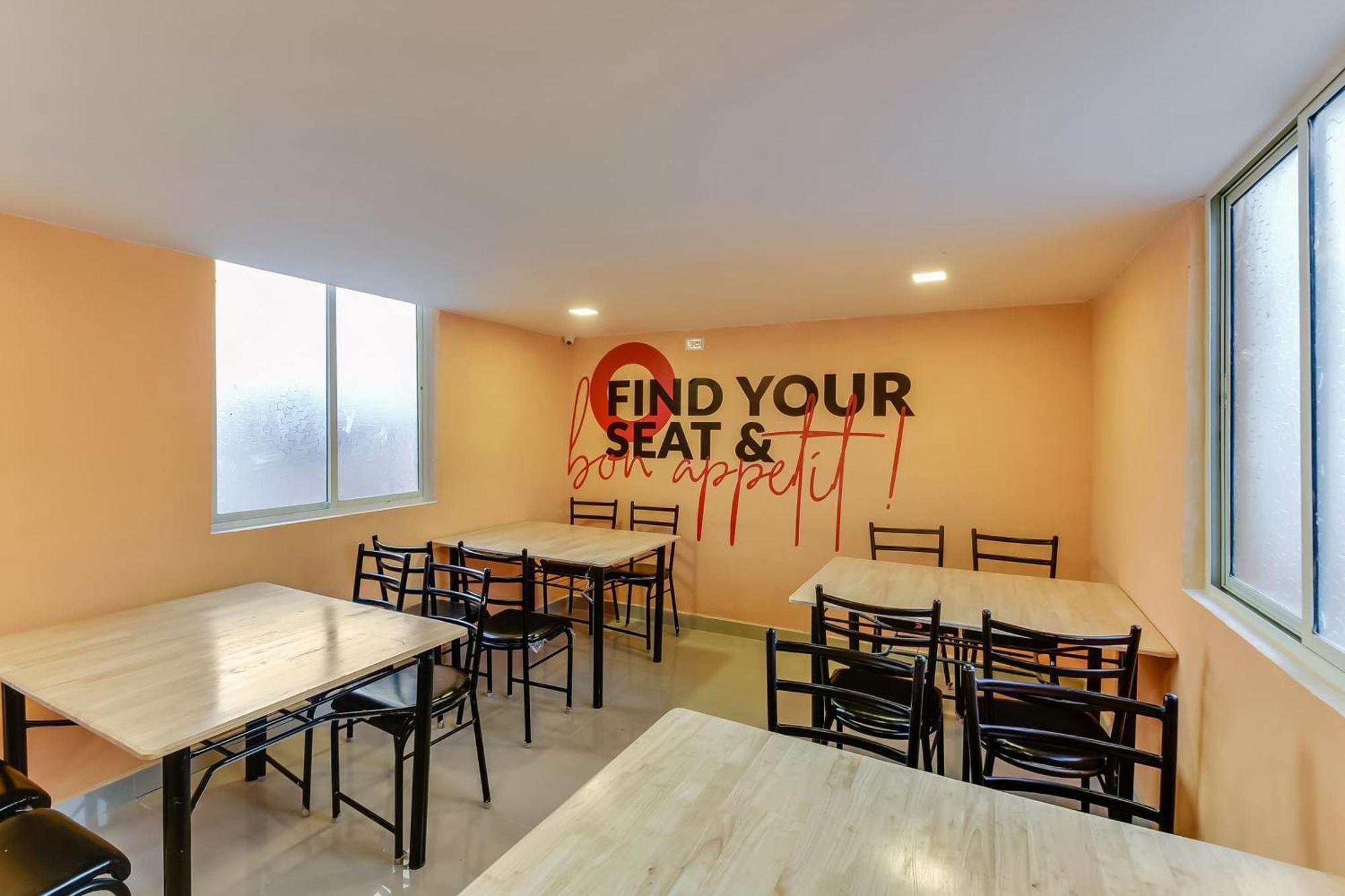 Collection O Vittala Comfort Near Ascendas Park Square Mall 4*
