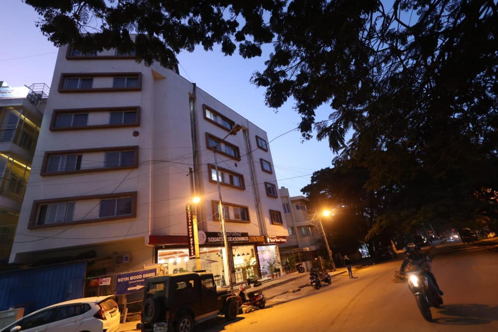 Hostel Royalwood Deluxe