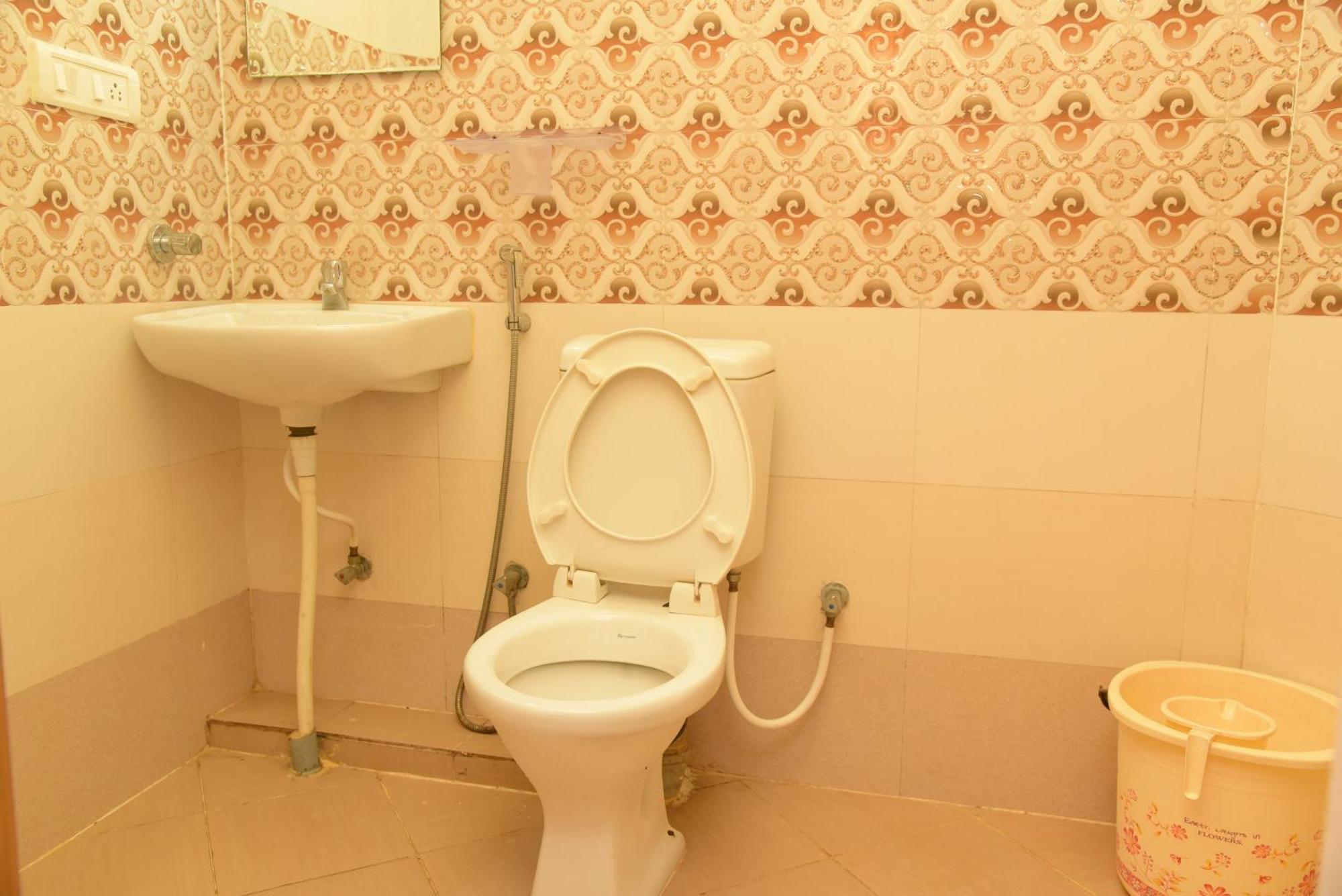 Royalwood Deluxe Hostel Bangalore