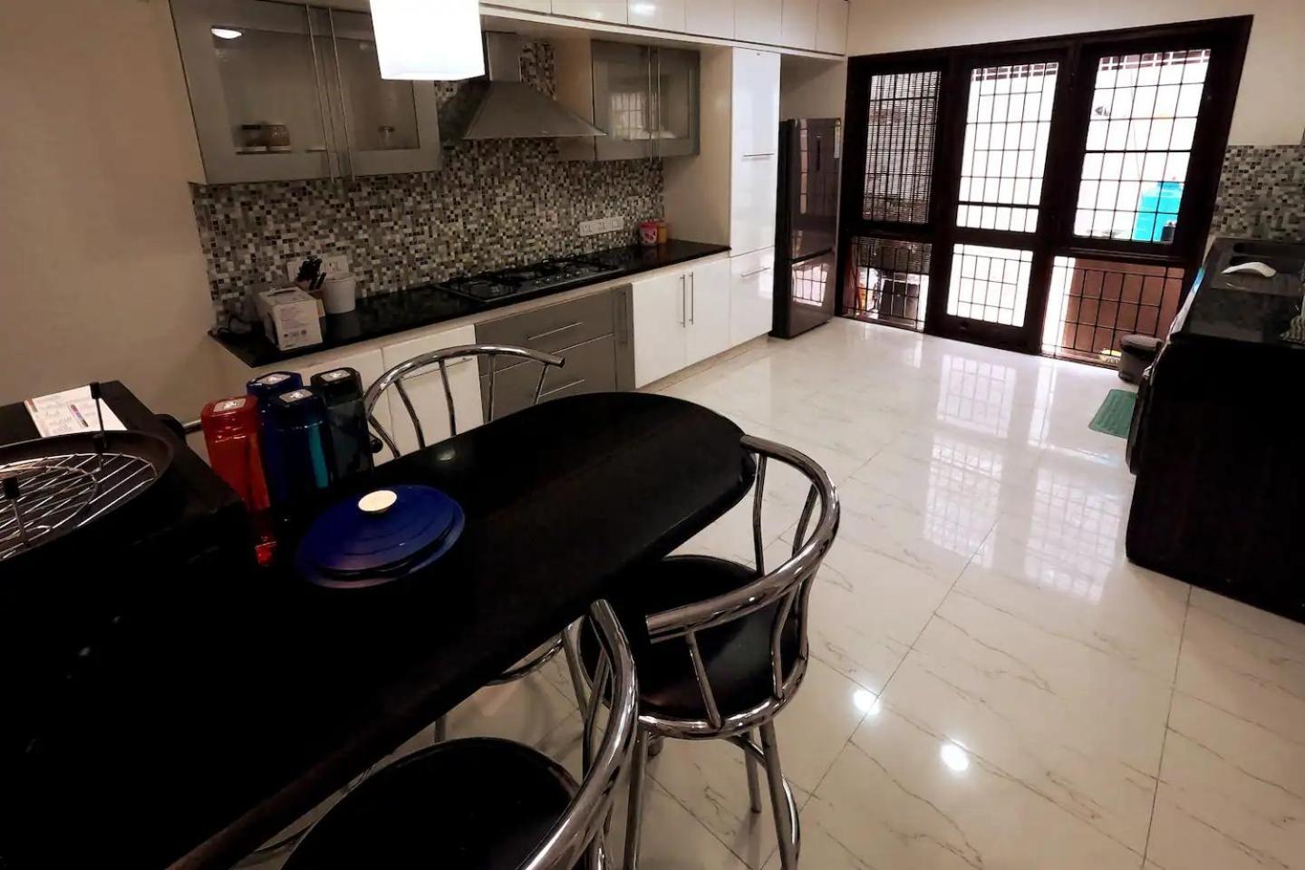 Elegant 3bhk Flat With Garden Apartment *