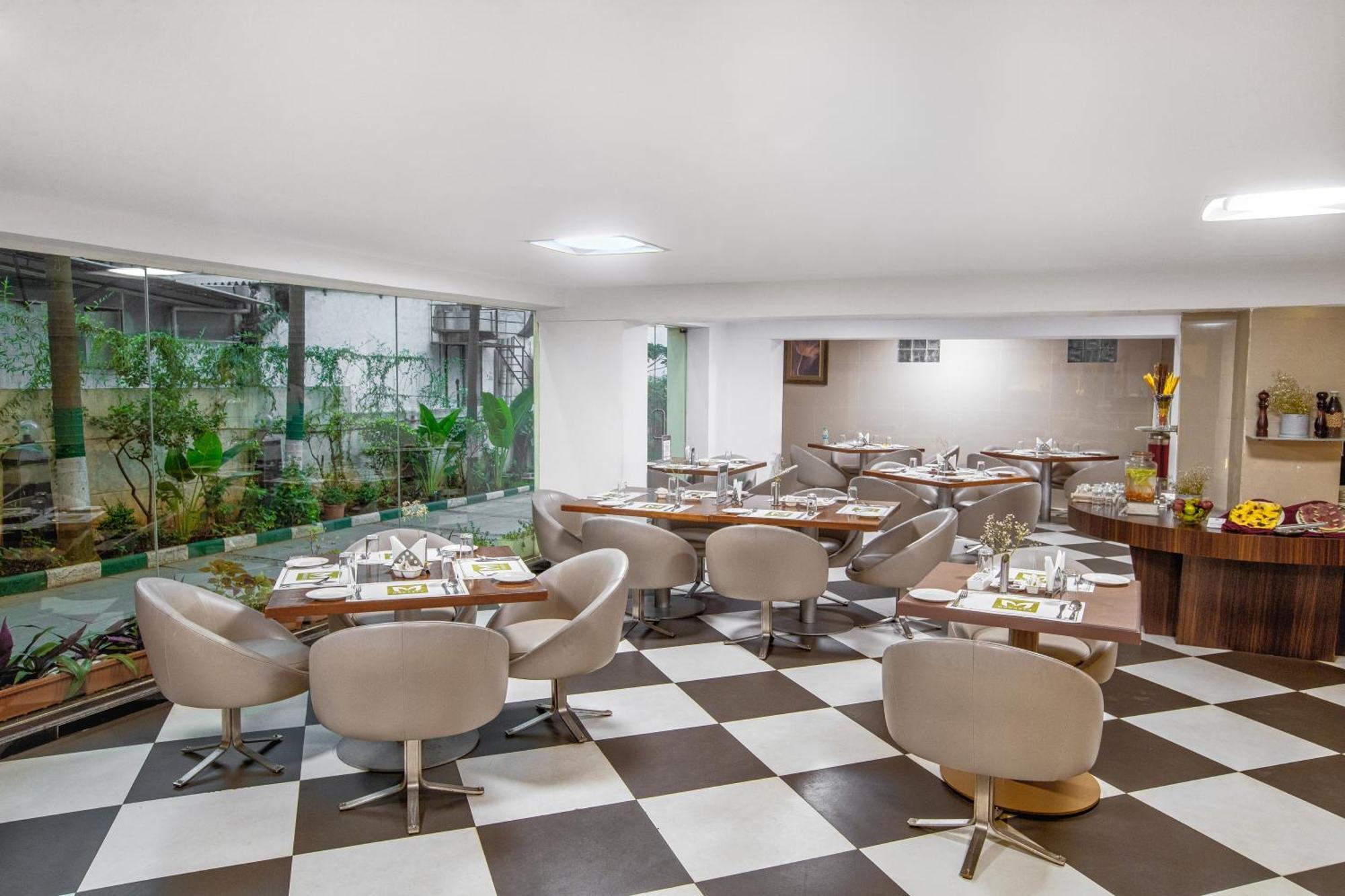 Hotel Monarch Luxur - Infantry Road