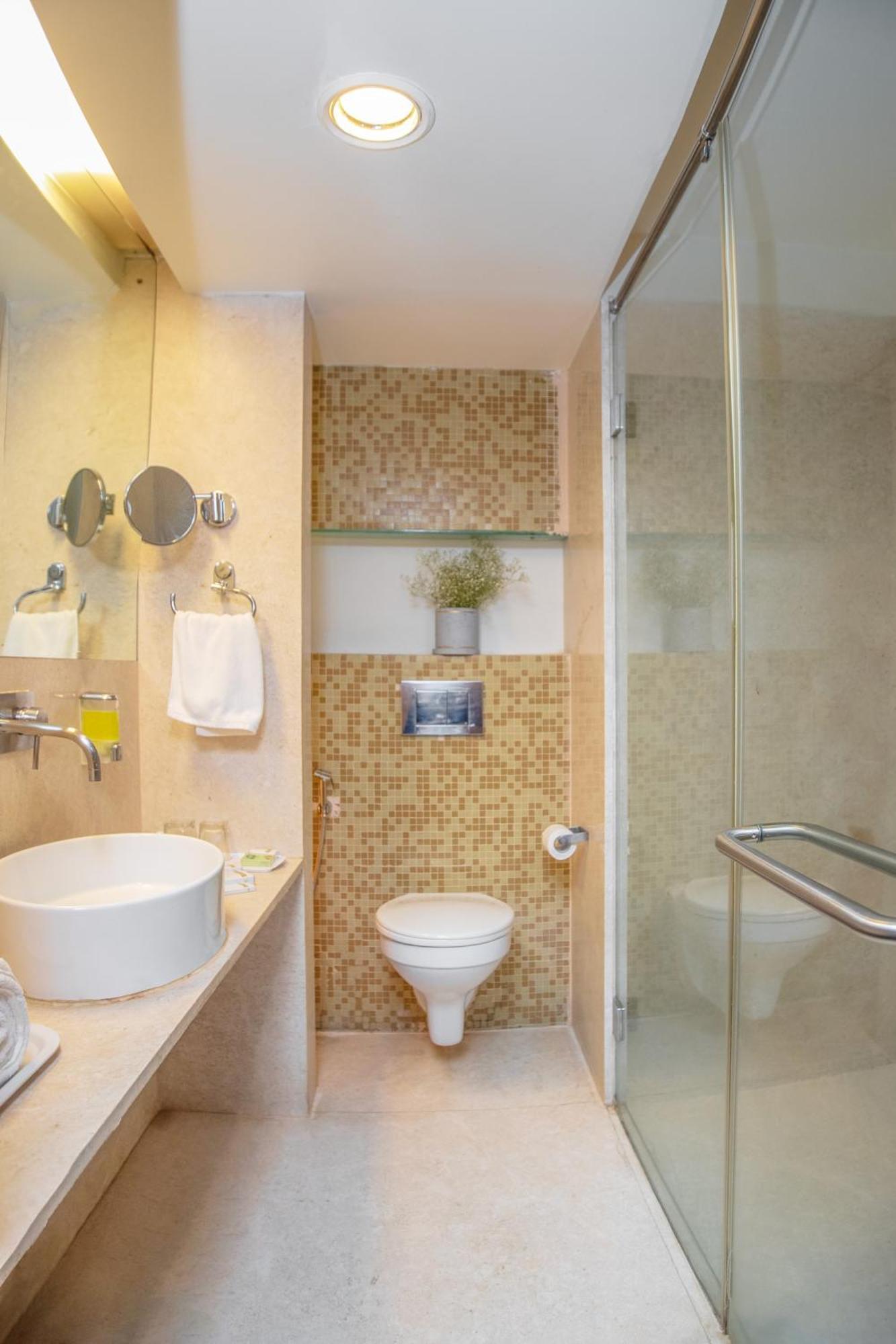 Hotel Monarch Luxur - Infantry Road 4*