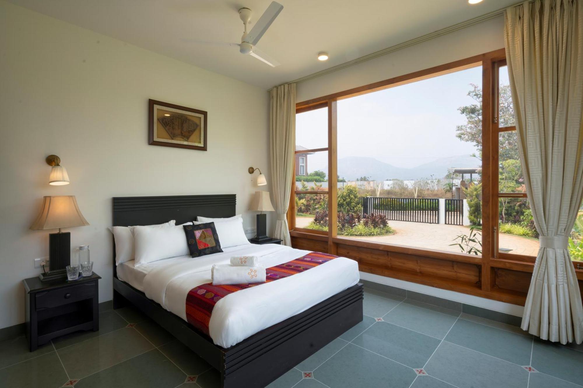 Saffronstays Niranta- 4-bdr On Golf Course Near Villa *