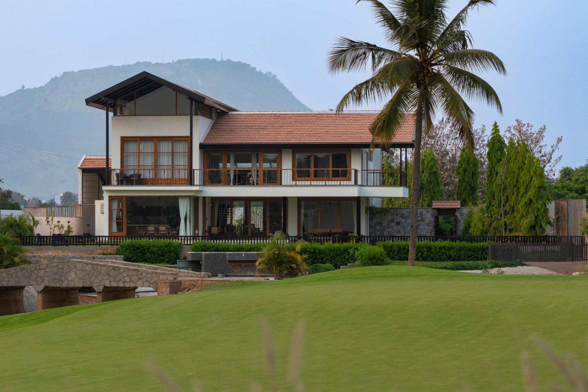 Saffronstays Niranta- 4-bdr On Golf Course Near Villa *