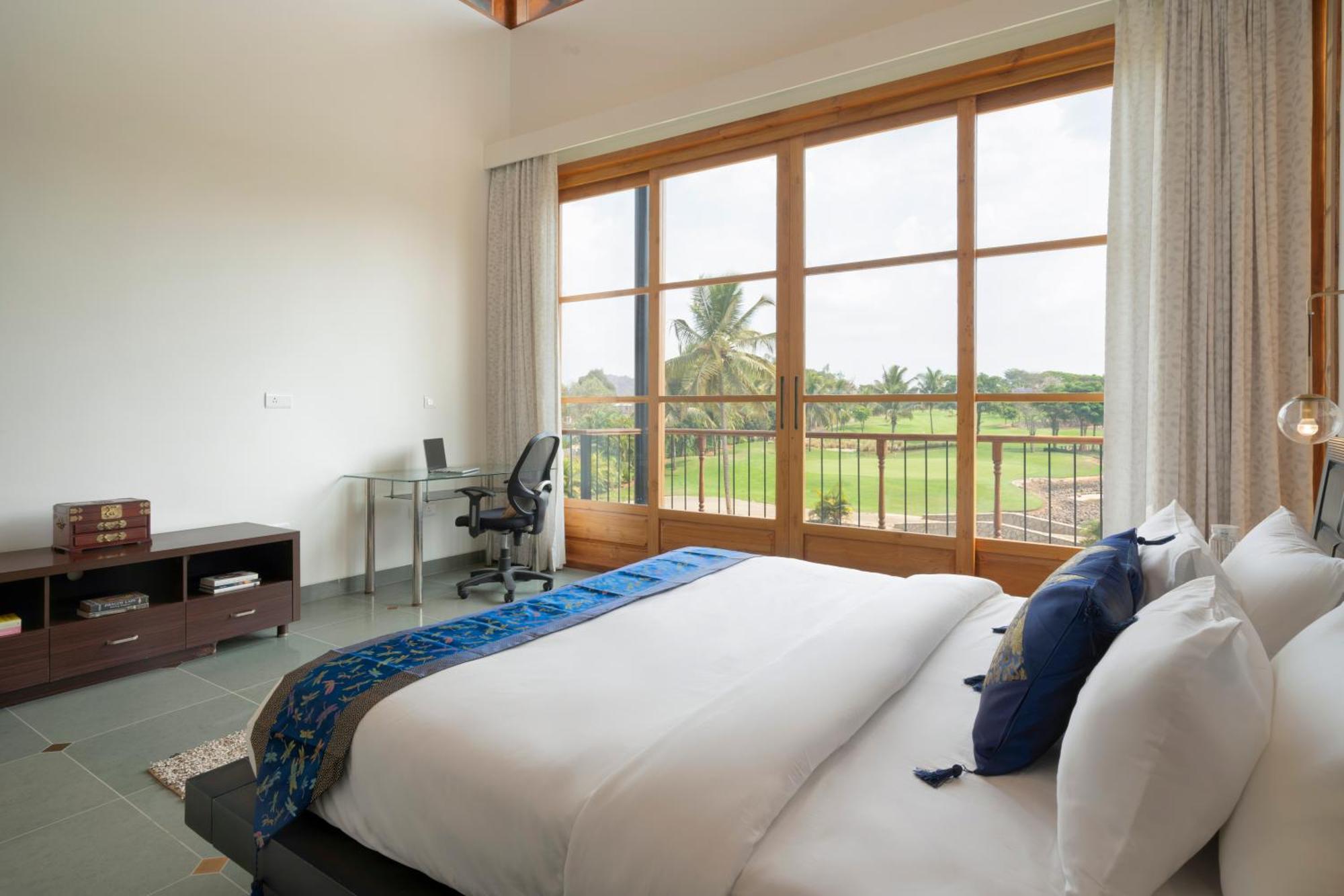 Saffronstays Niranta- 4-bdr On Golf Course Near * Bangalore