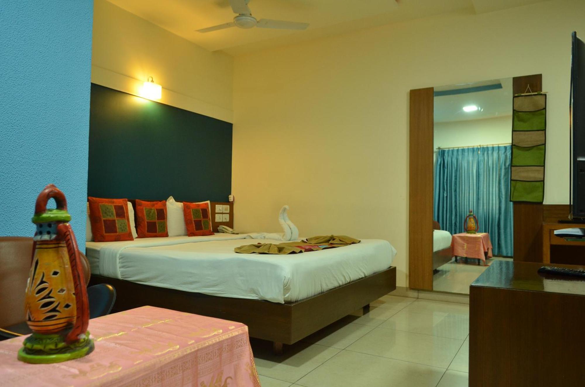 Cubbon - 10 Minute Walk To Mg Road, Mg Road Metro And Church Street Bangalore