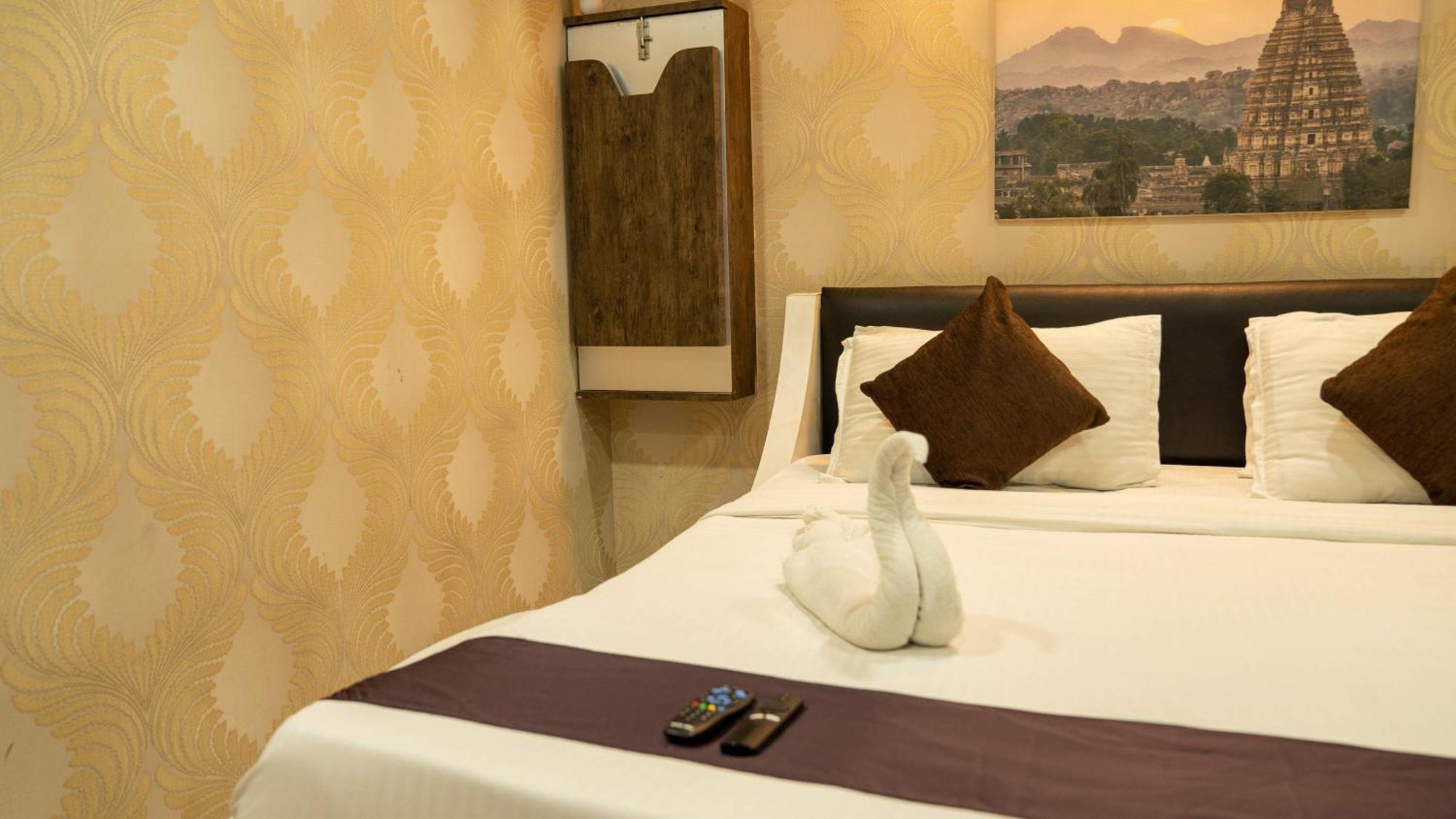 Seasons - Jp Nagar Hotel 3*