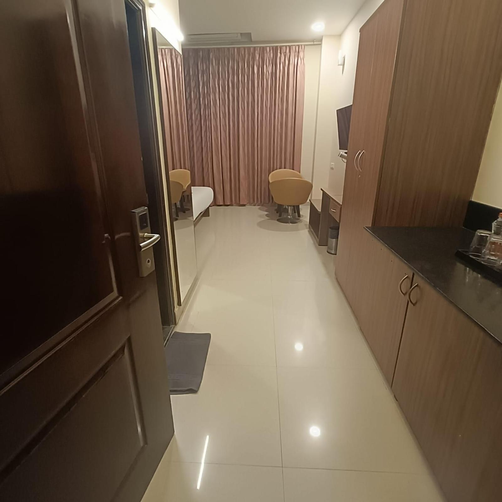 Astra & Whitefield Near To Nallurahalli Metro Station And Ktpo 3*
