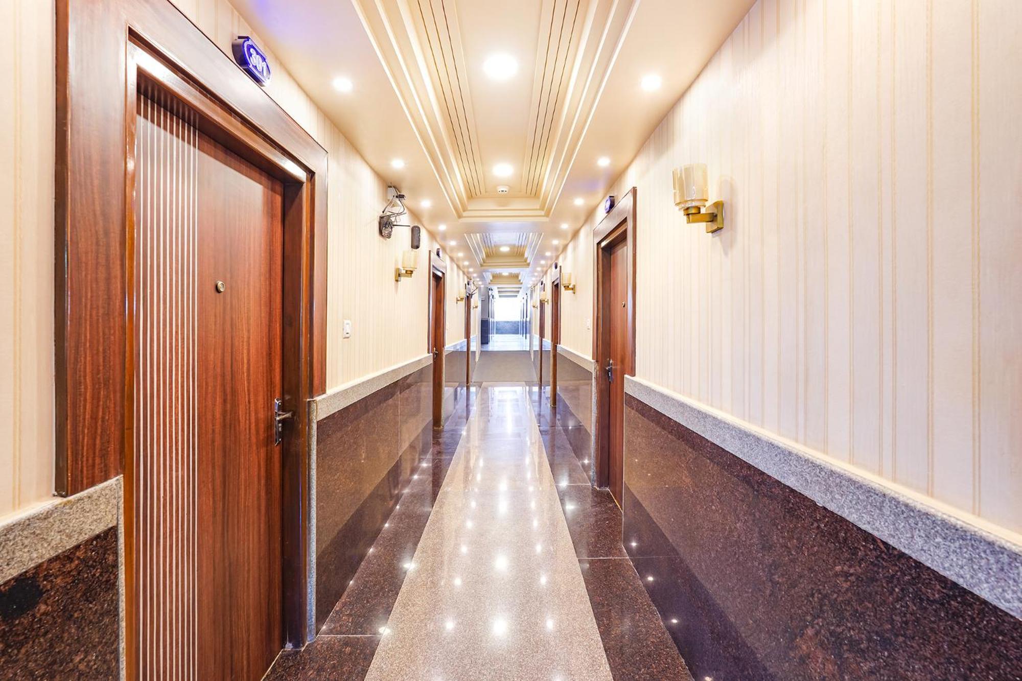 Hotel Fabhotel Grand Falcon