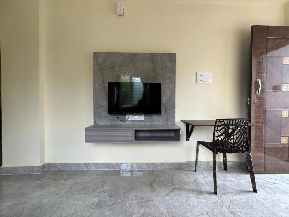 Apartment Cozy 1bhk With Lift 403 *