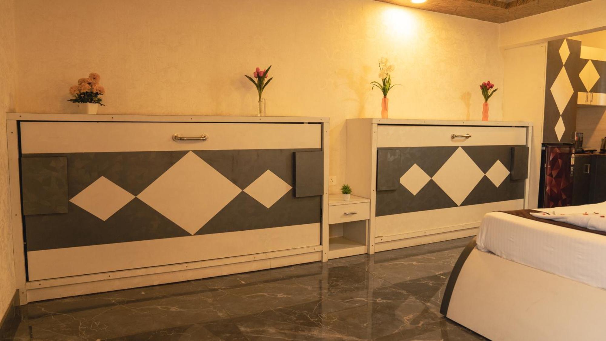 Seasons - Jp Nagar Hotel 3*