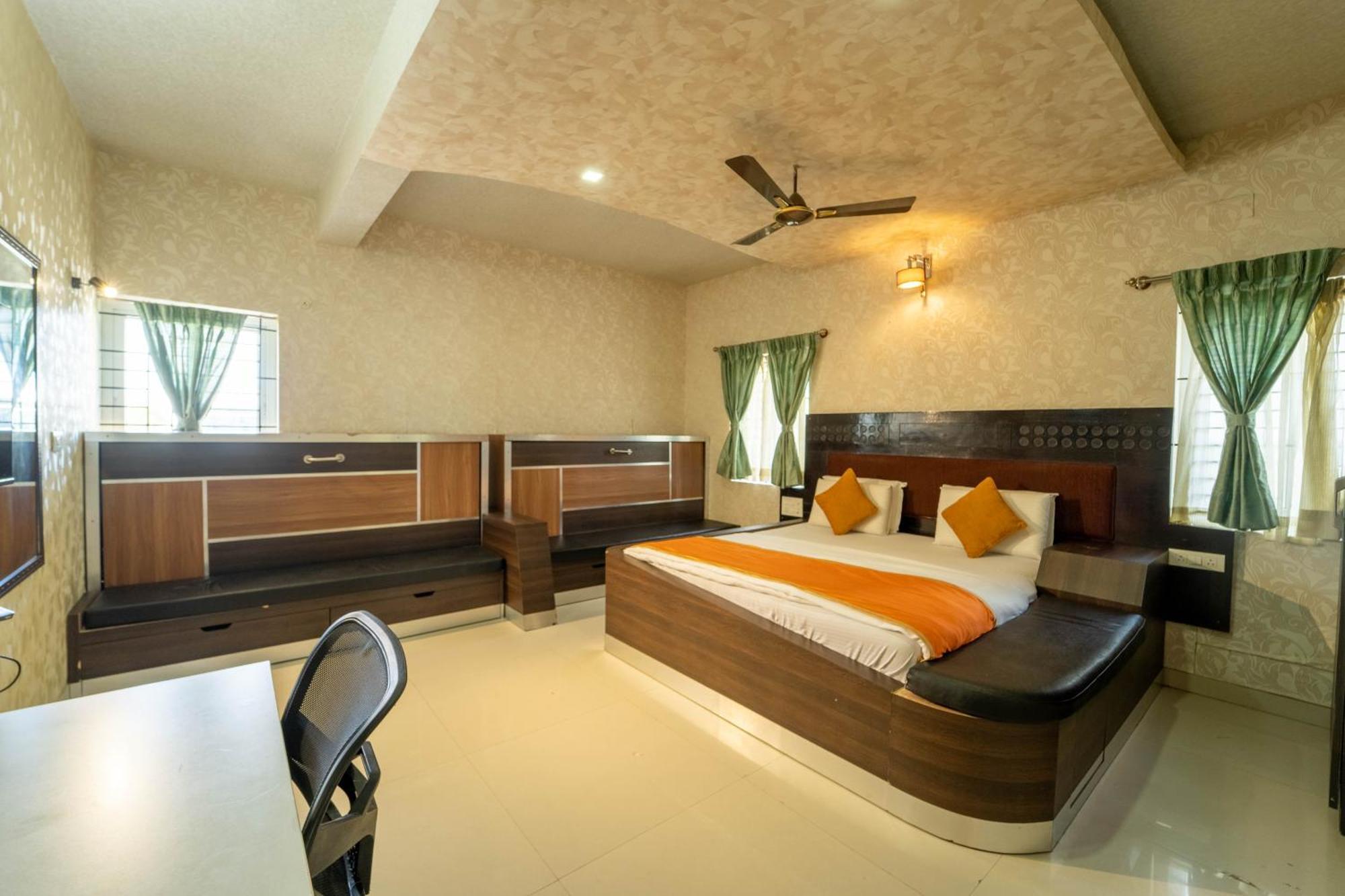 Hotel Seasons Koramangala 3*