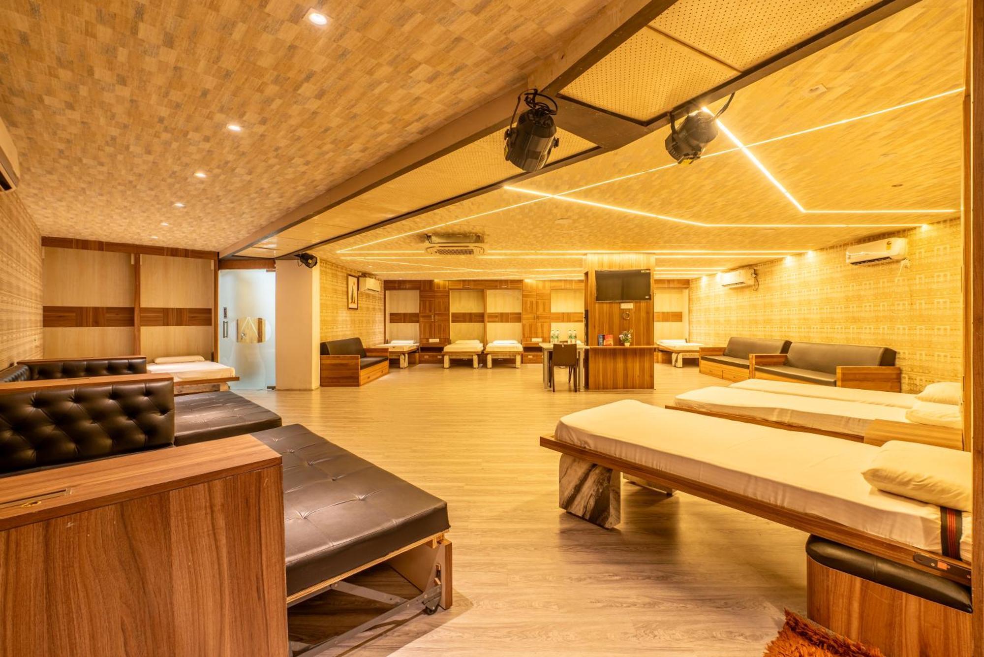 Hotel Seasons Koramangala 3*