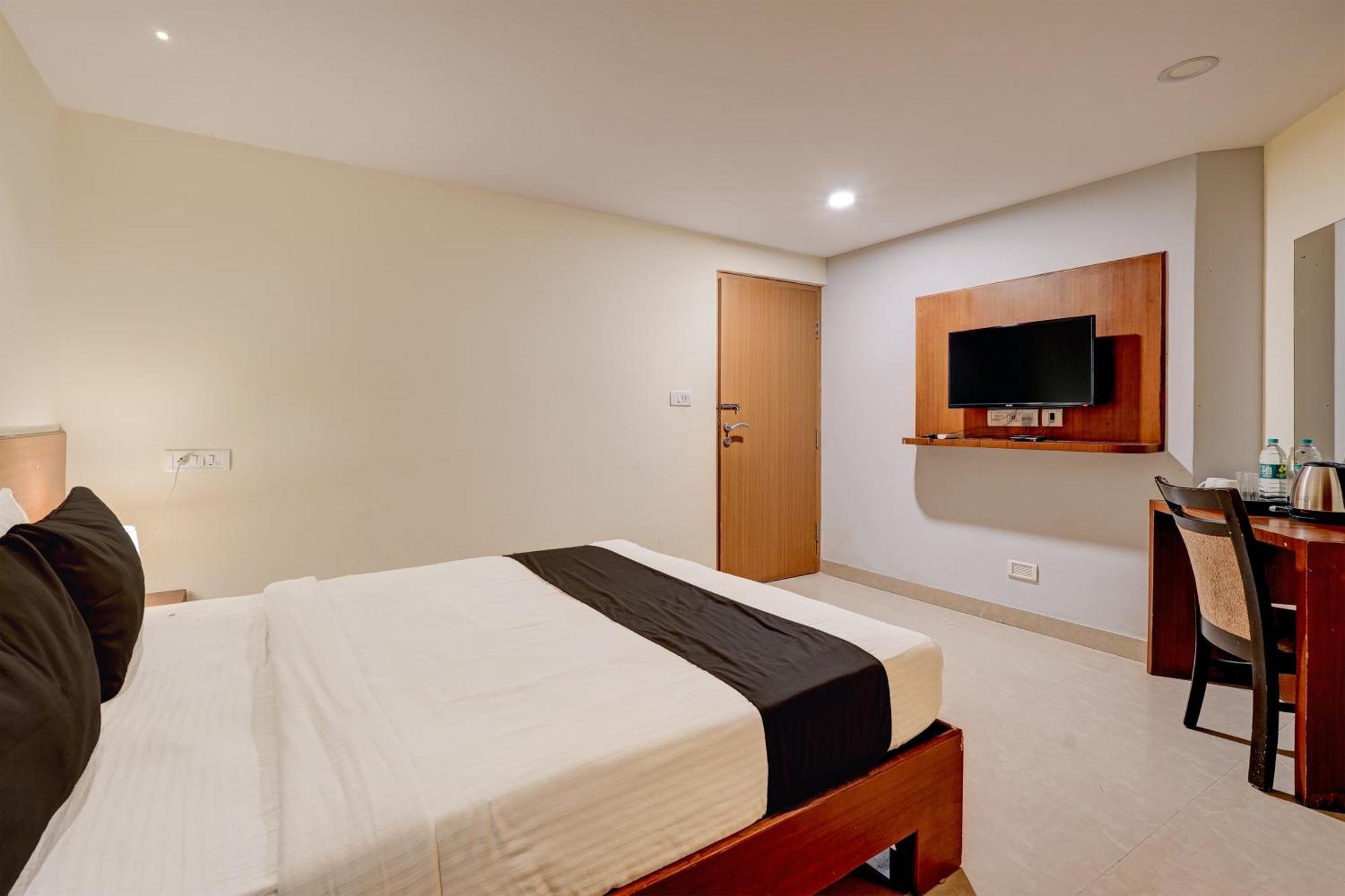 Hotel O V3r Residency