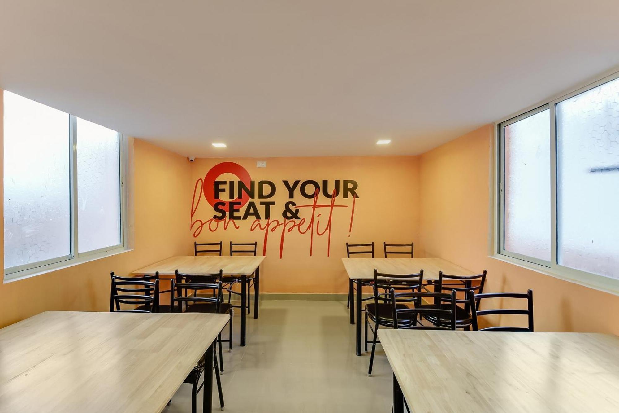 Collection O Vittala Comfort Near Ascendas Park Square Mall 4*