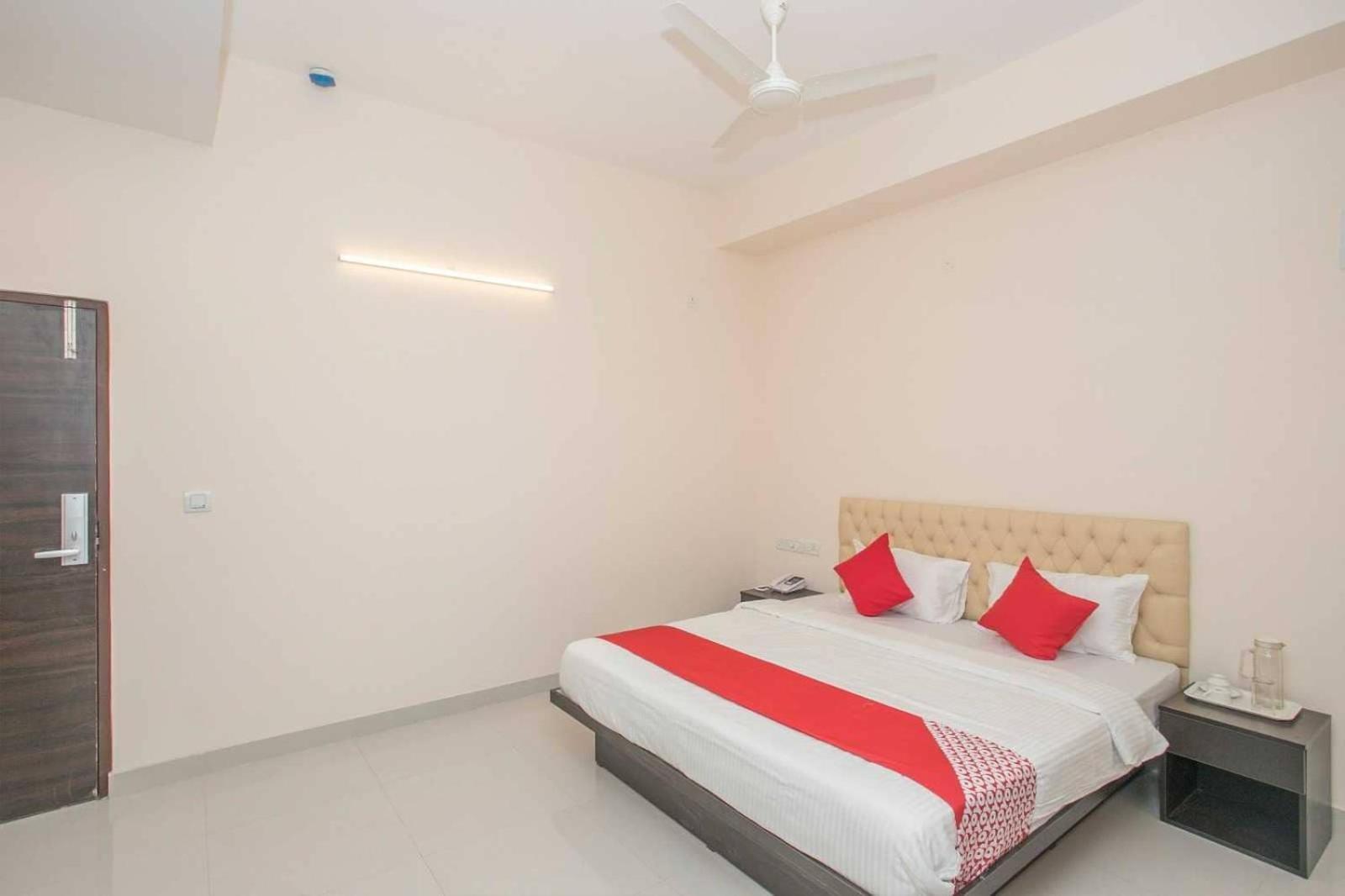 Hotel Townhouse Leela Park Hbr Layout Bangalore