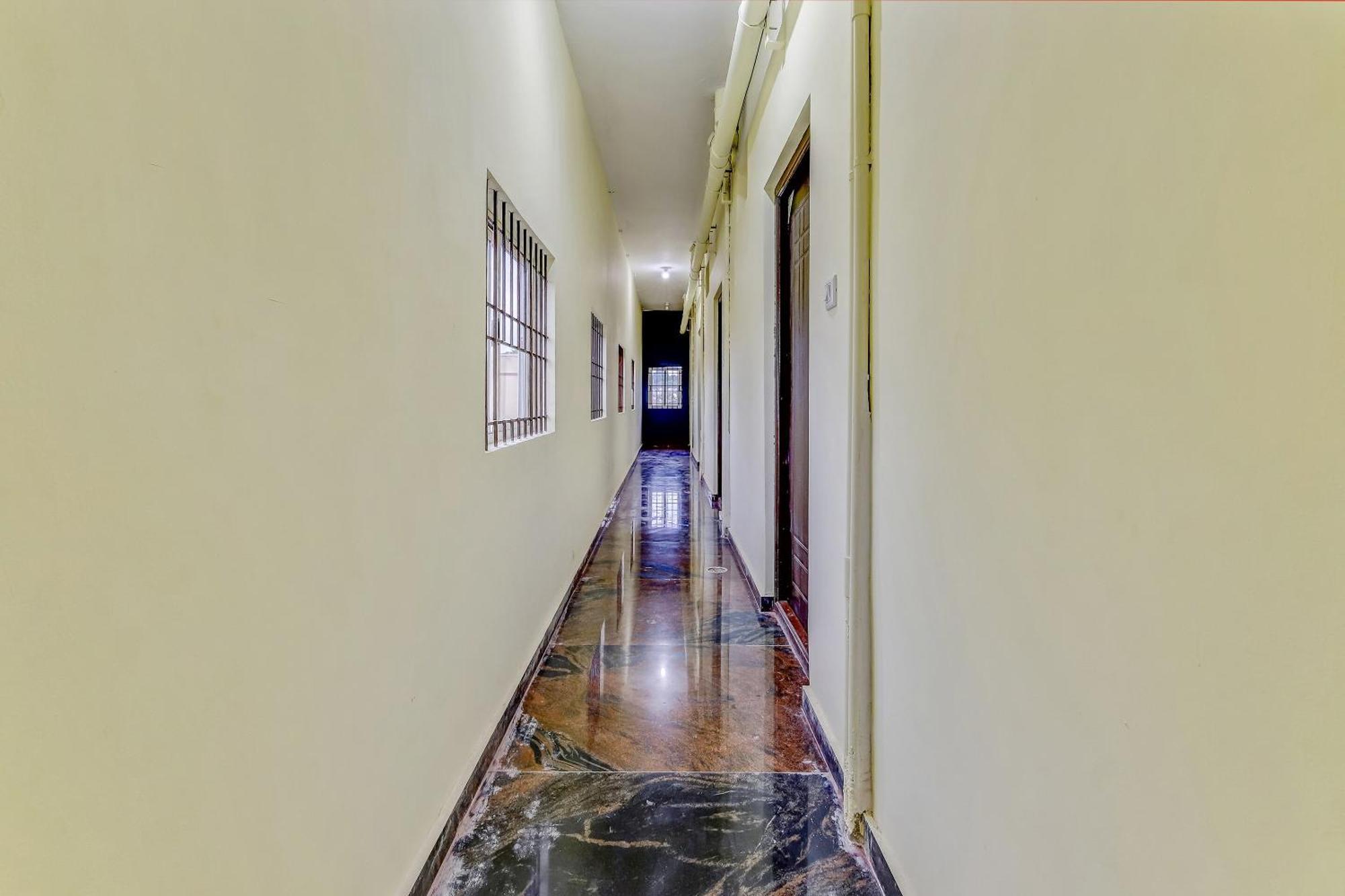 Oyo Royal King Hotel 4*