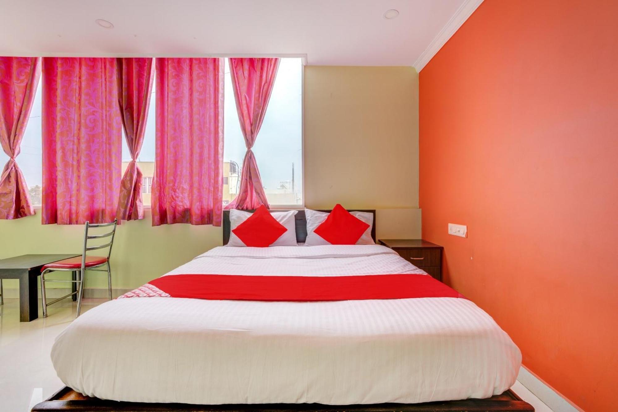 Oyo Flagship 76521 Manan Paradise Hotel 3*