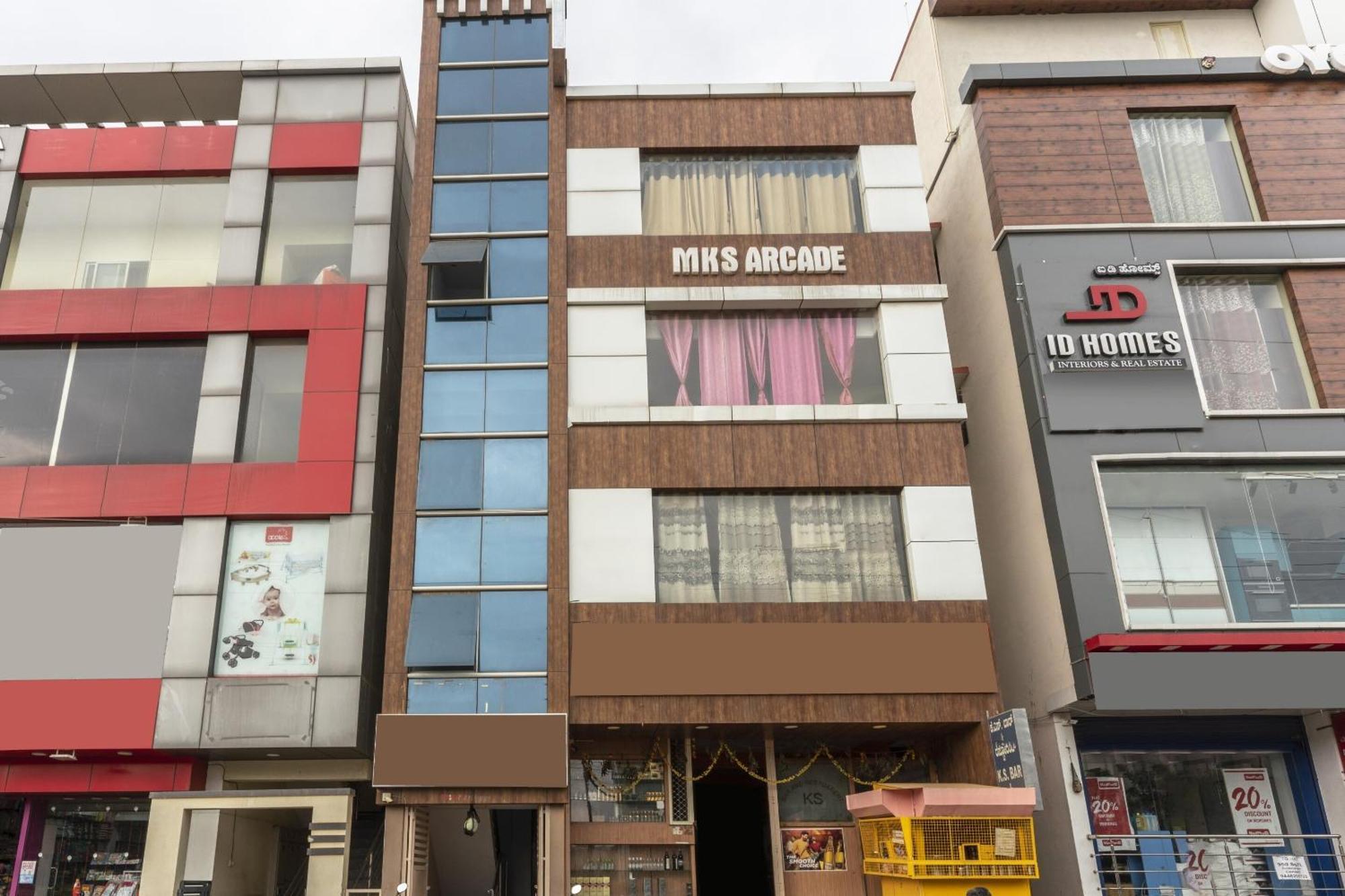 Oyo Flagship 76521 Manan Paradise Hotel 3*