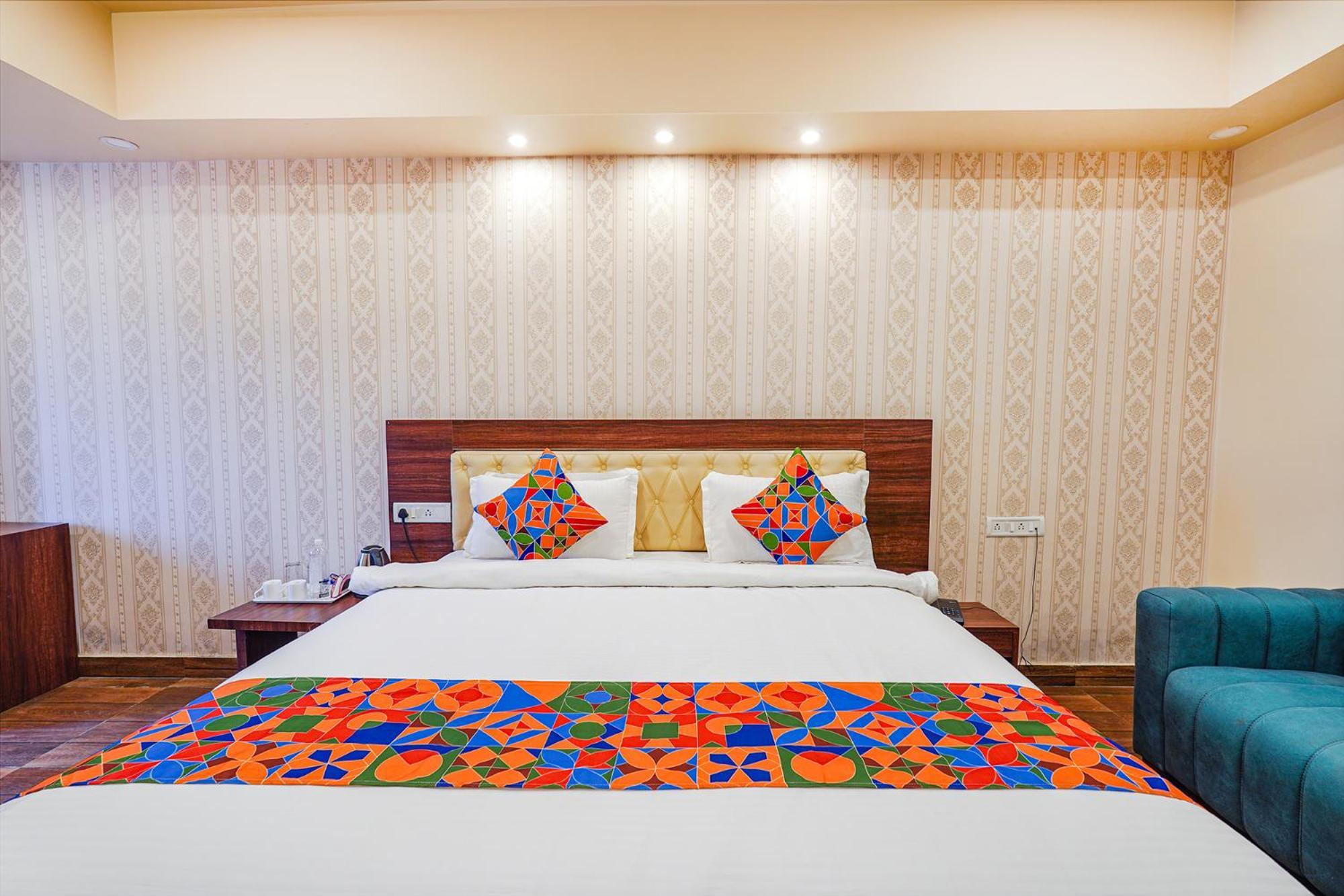 Hotel Fabhotel Grand Falcon