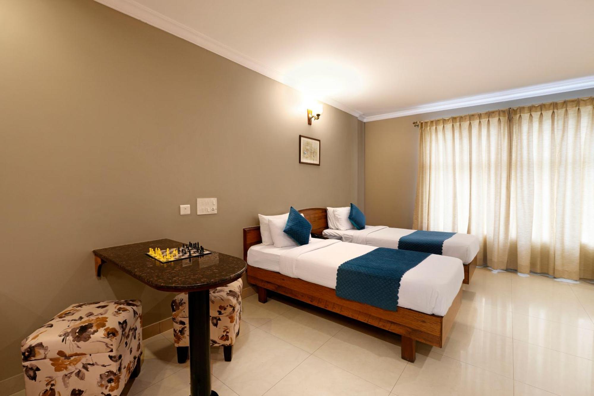 Hotel Cross Roads