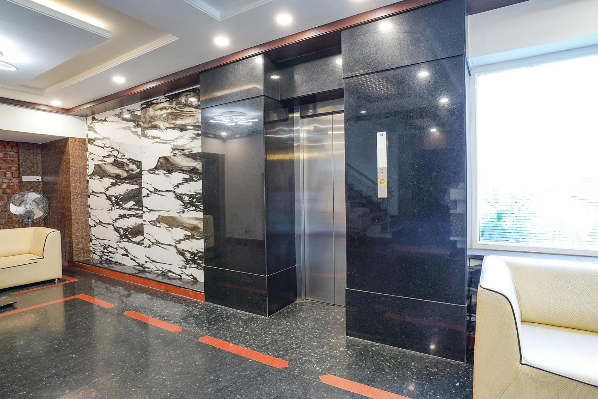 Fabhotel Savi - Nr Mantri Square Mall 3*