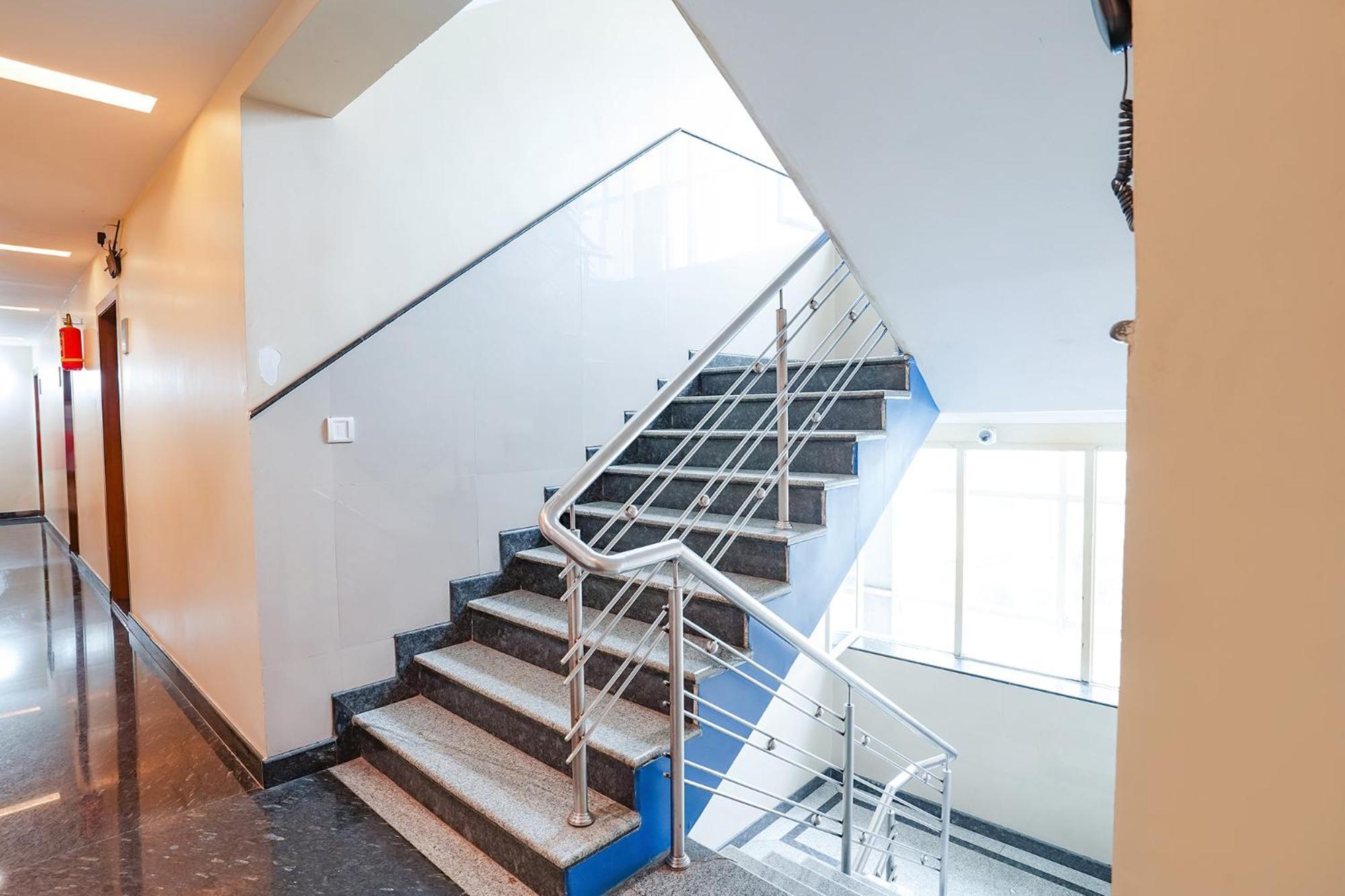 Hotel Fabhotel Savi - Nr Mantri Square Mall