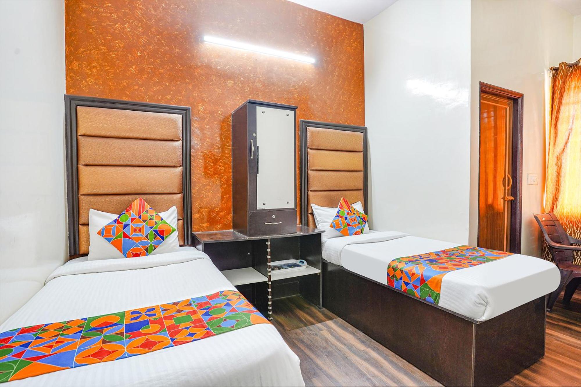Fabexpress Pavithraa Edition - Nr Yeshwantpur Circle Hotel 3*
