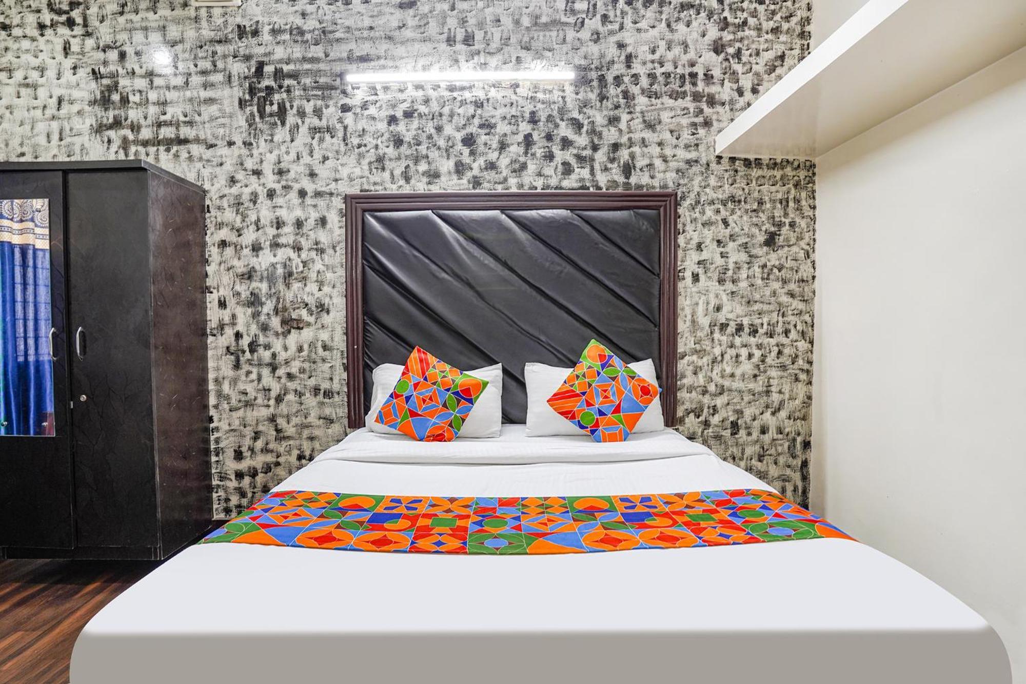 Fabexpress Pavithraa Edition - Nr Yeshwantpur Circle 3* Bangalore