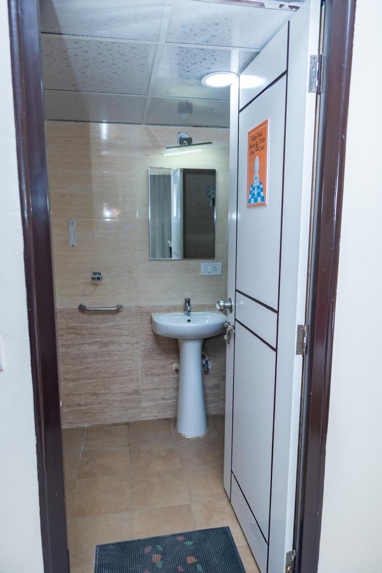 Hotel Ishwerya 3*