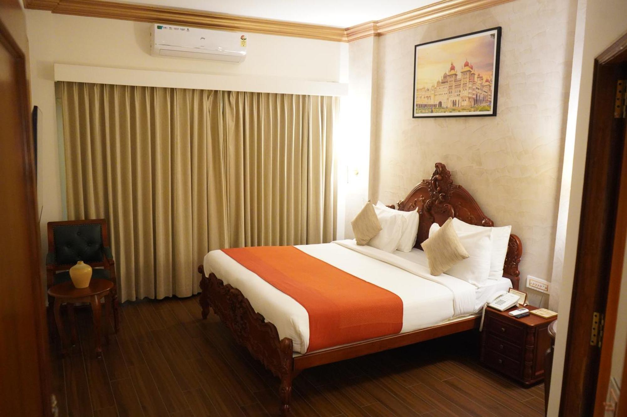 Nalapad's International Hotel 4*