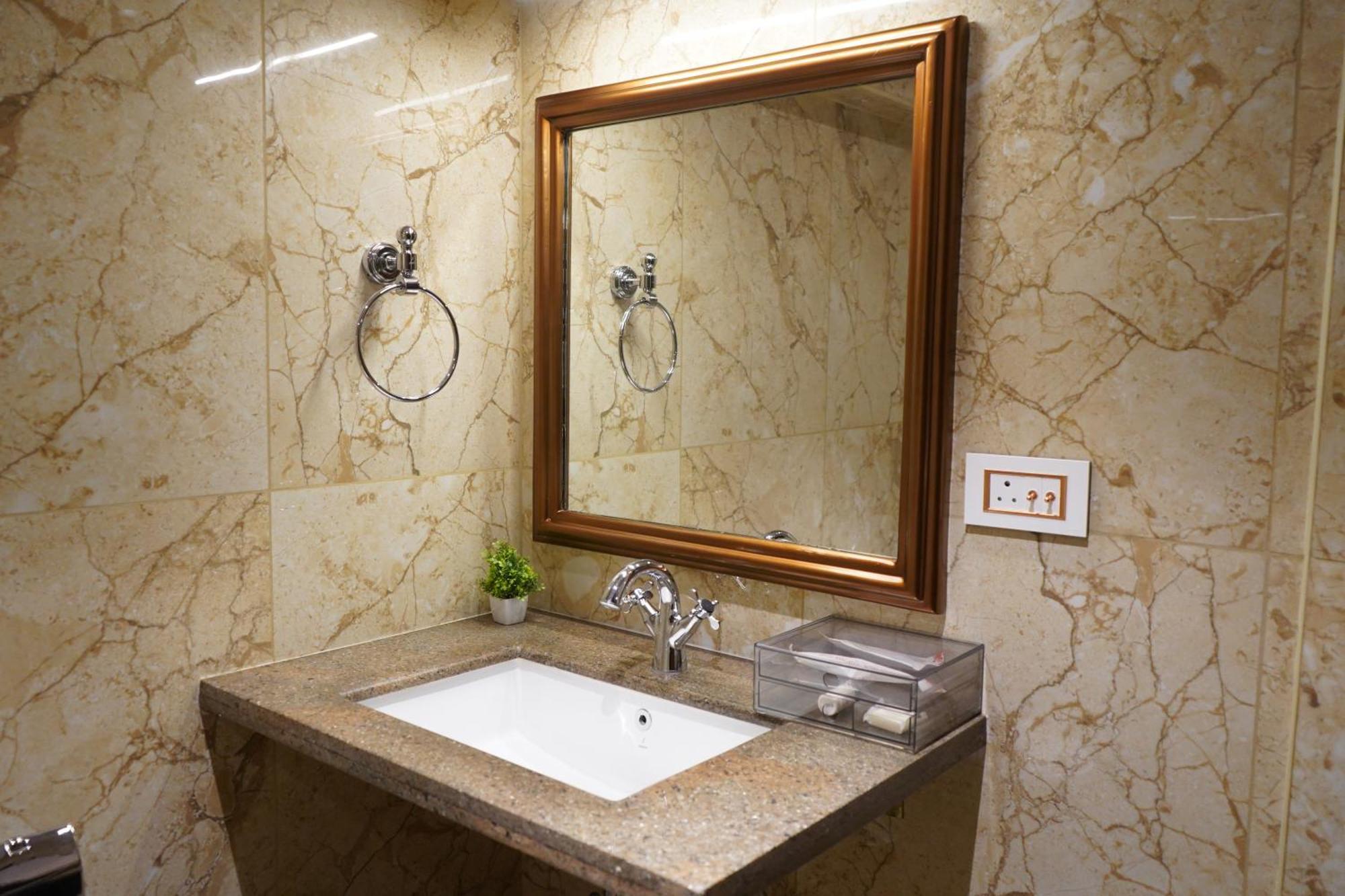 Hotel Nalapad's International