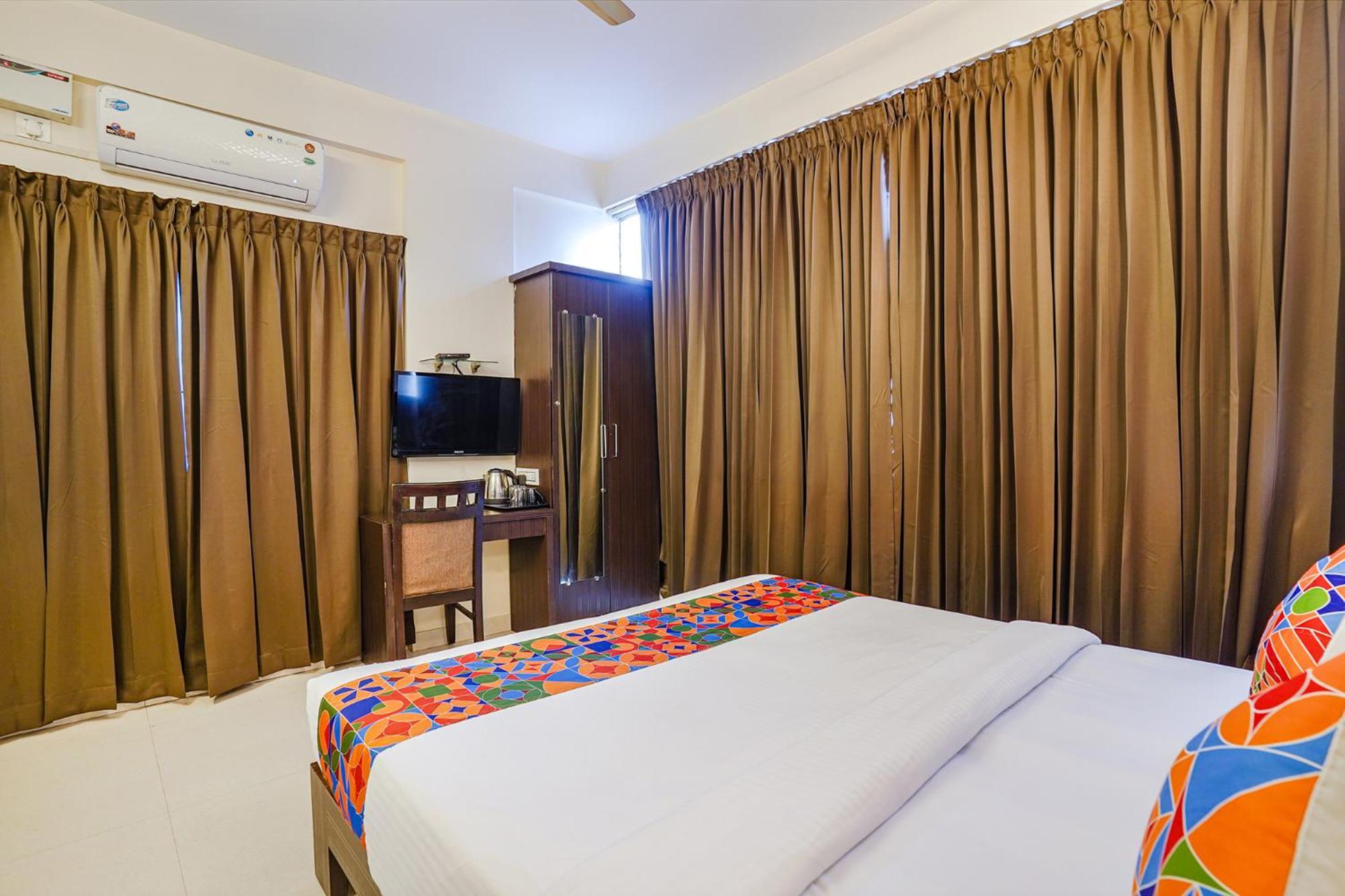 Fabhotel Willow Tree *