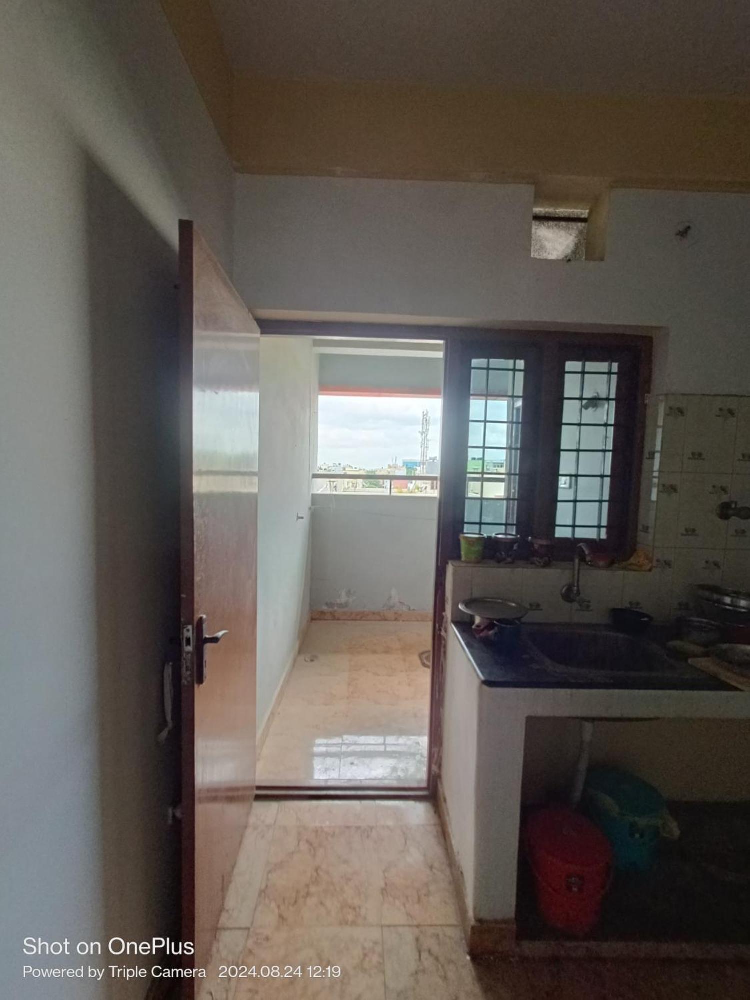 One In A Two Bhk With Kitchen Wifi And Washing Machine Apartment