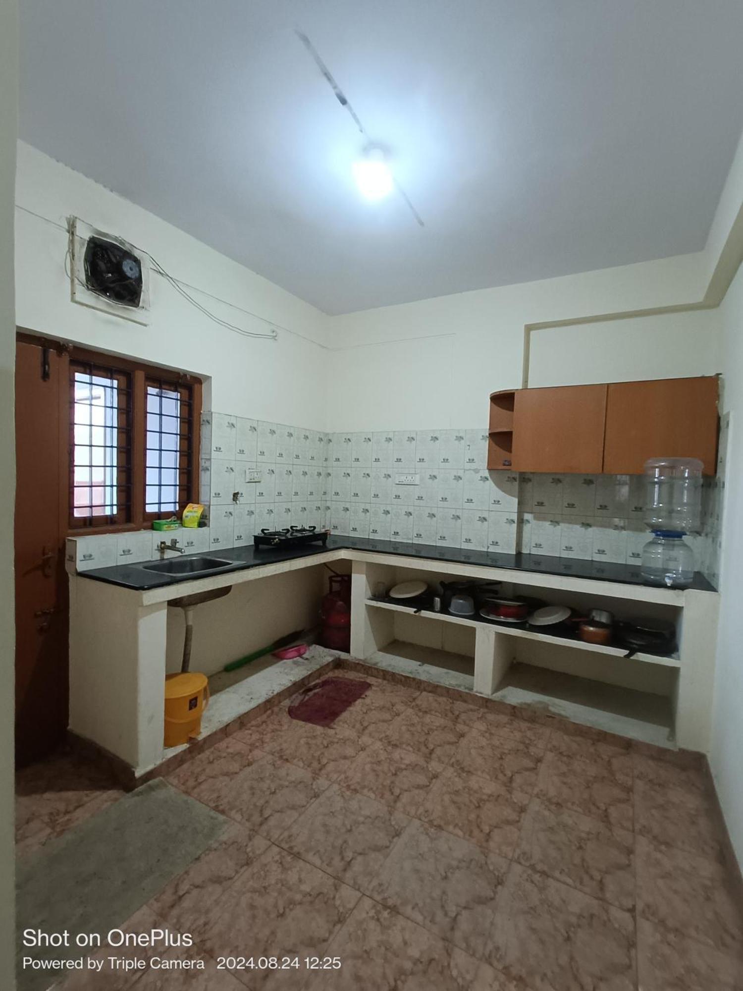 One In A Two Bhk With Kitchen Wifi And Washing Machine *