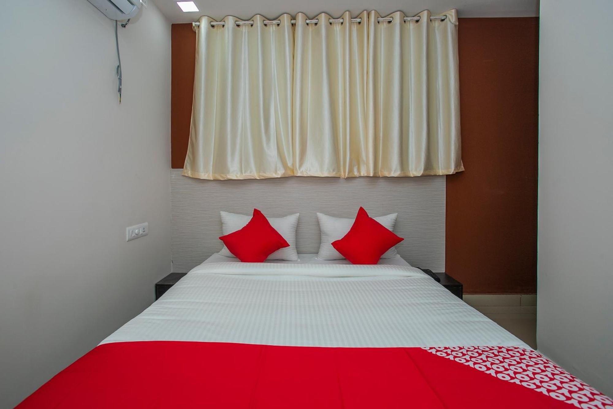 Hotel O Varcity Phi Premium Pavilion ,above Hdfc Bank ,near Anjaneya Temple Madiwala, Hosur Main R