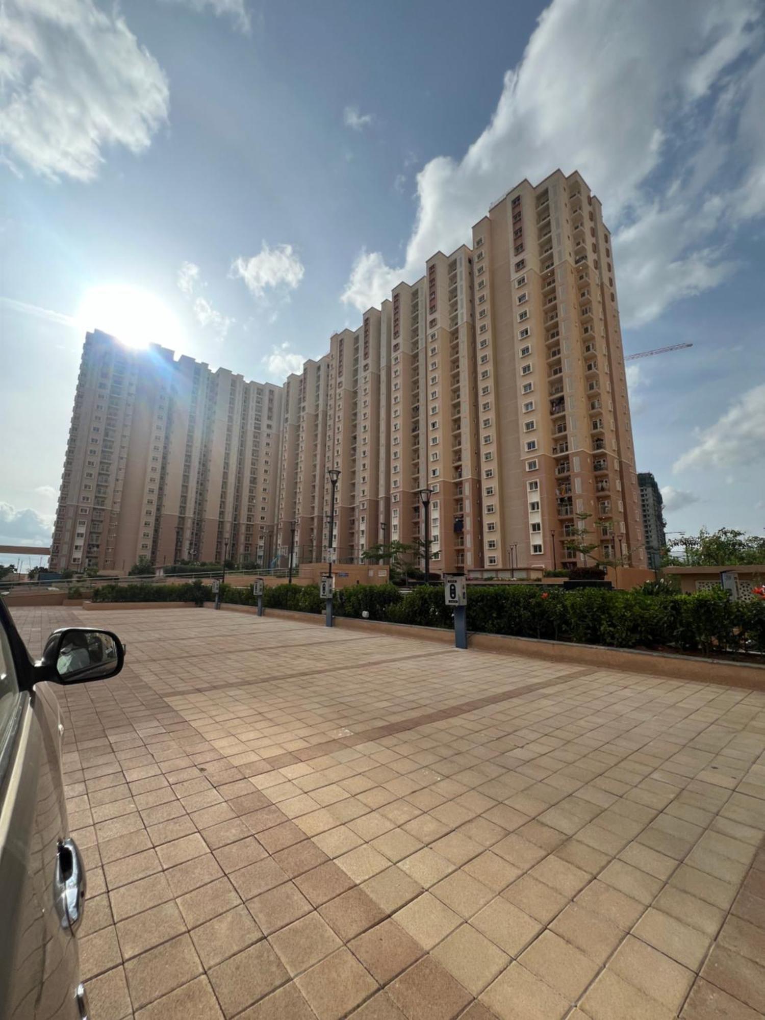 Pool View 2bhk Near Airport Apartment