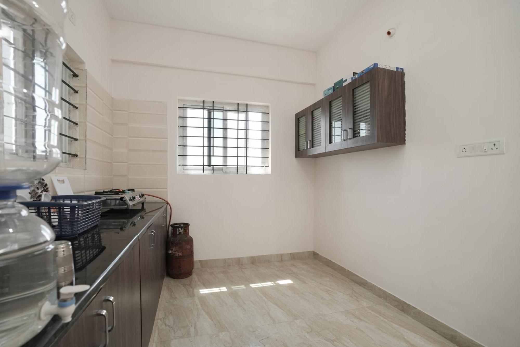 Srushti Service Apartment *
