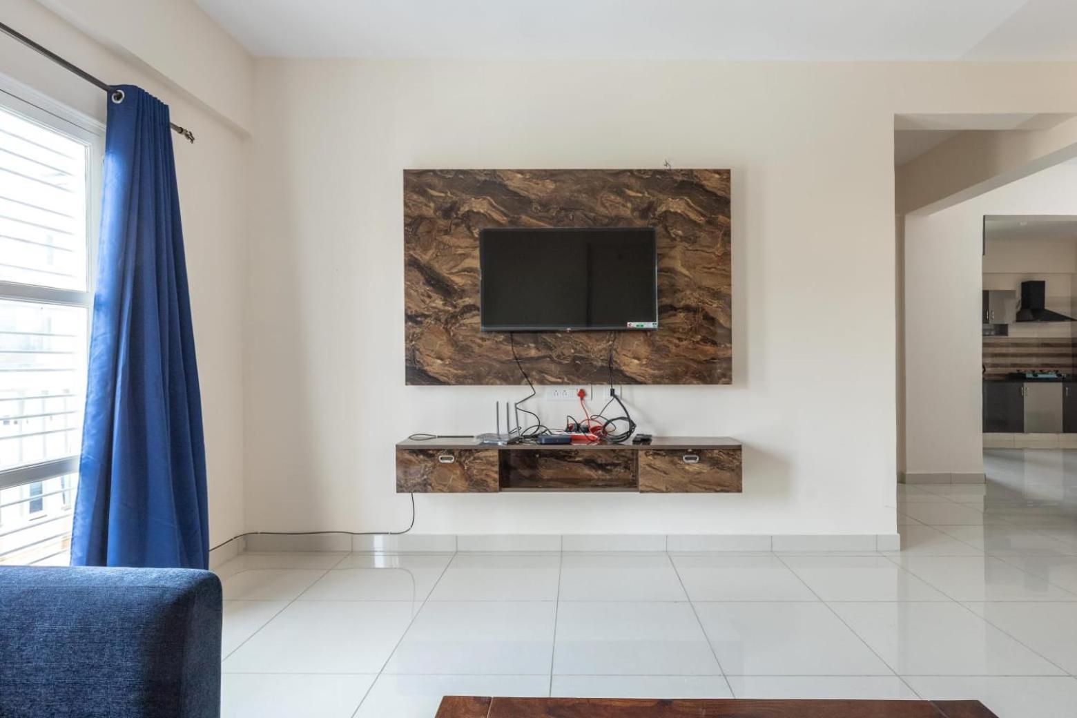 Pinnacle Apartment *