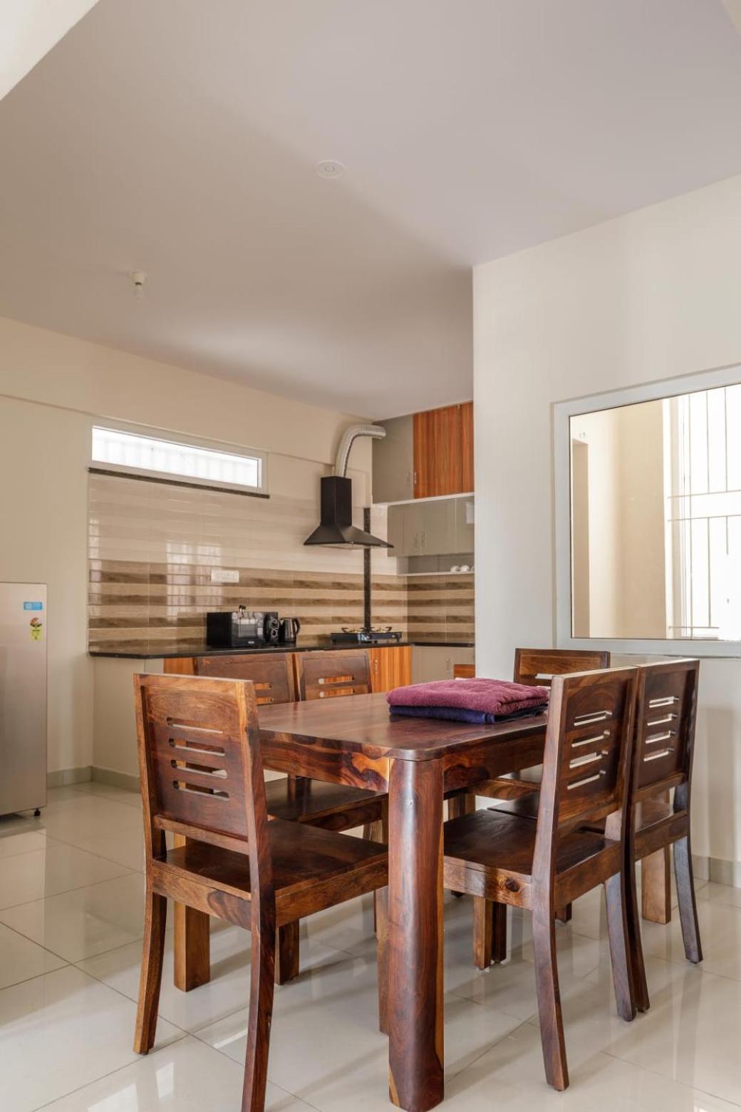 Pinnacle Apartment *