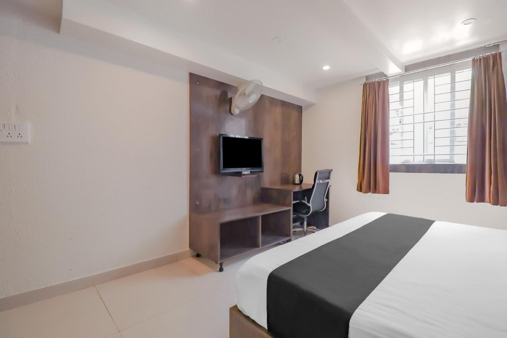 Capital O Royal Galaxy Finesse Near Phoenix Marketcity Hotel