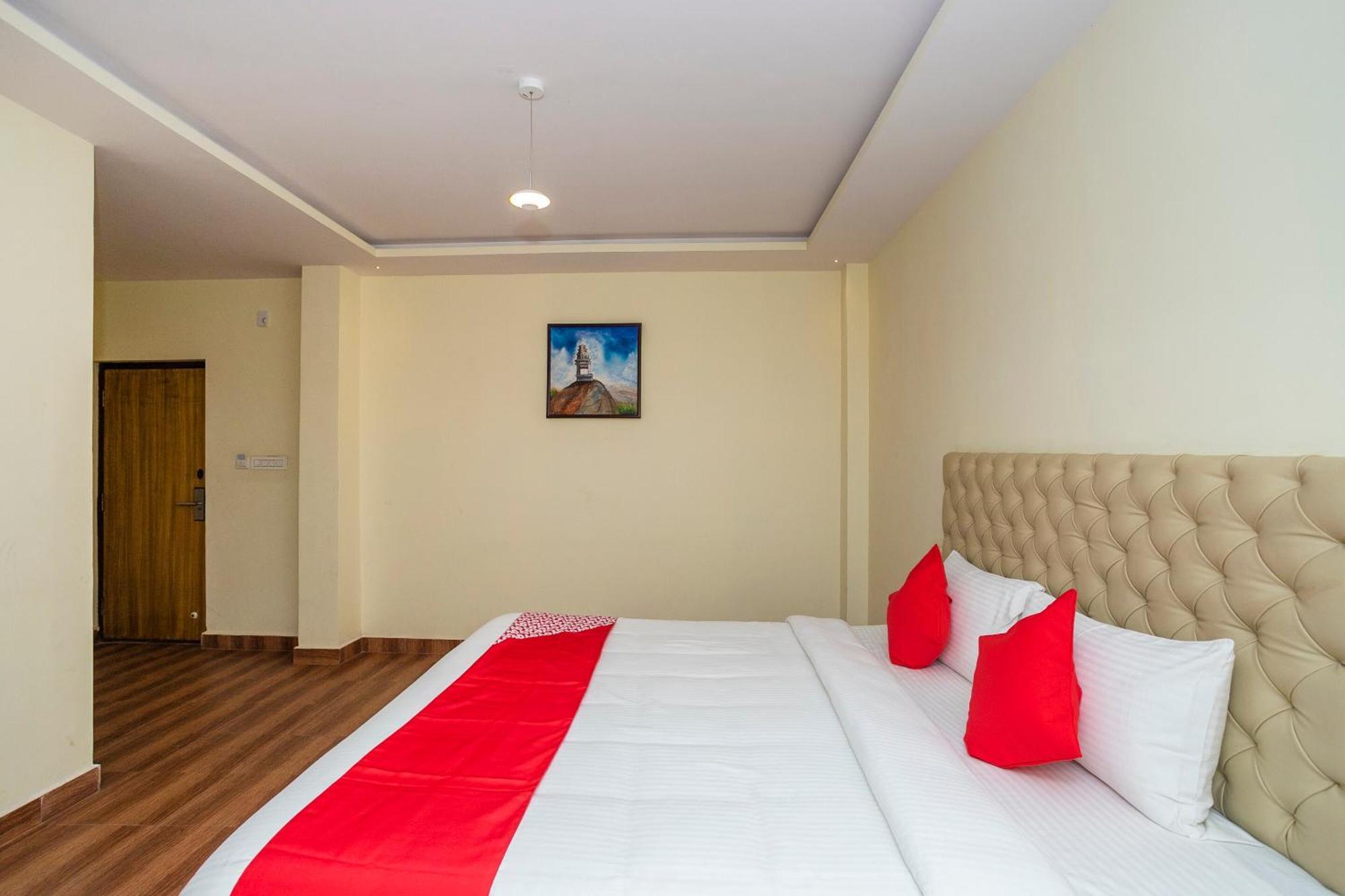 O Flagship 37297 N R Deluxe Hotel 3*