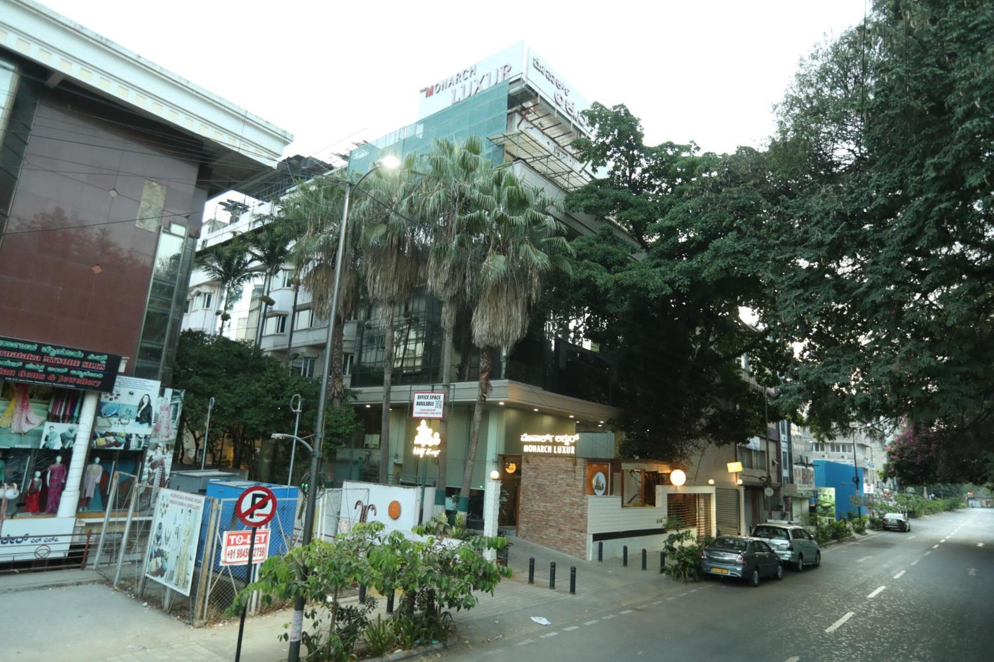 Hotel Monarch Luxur - Infantry Road 4*