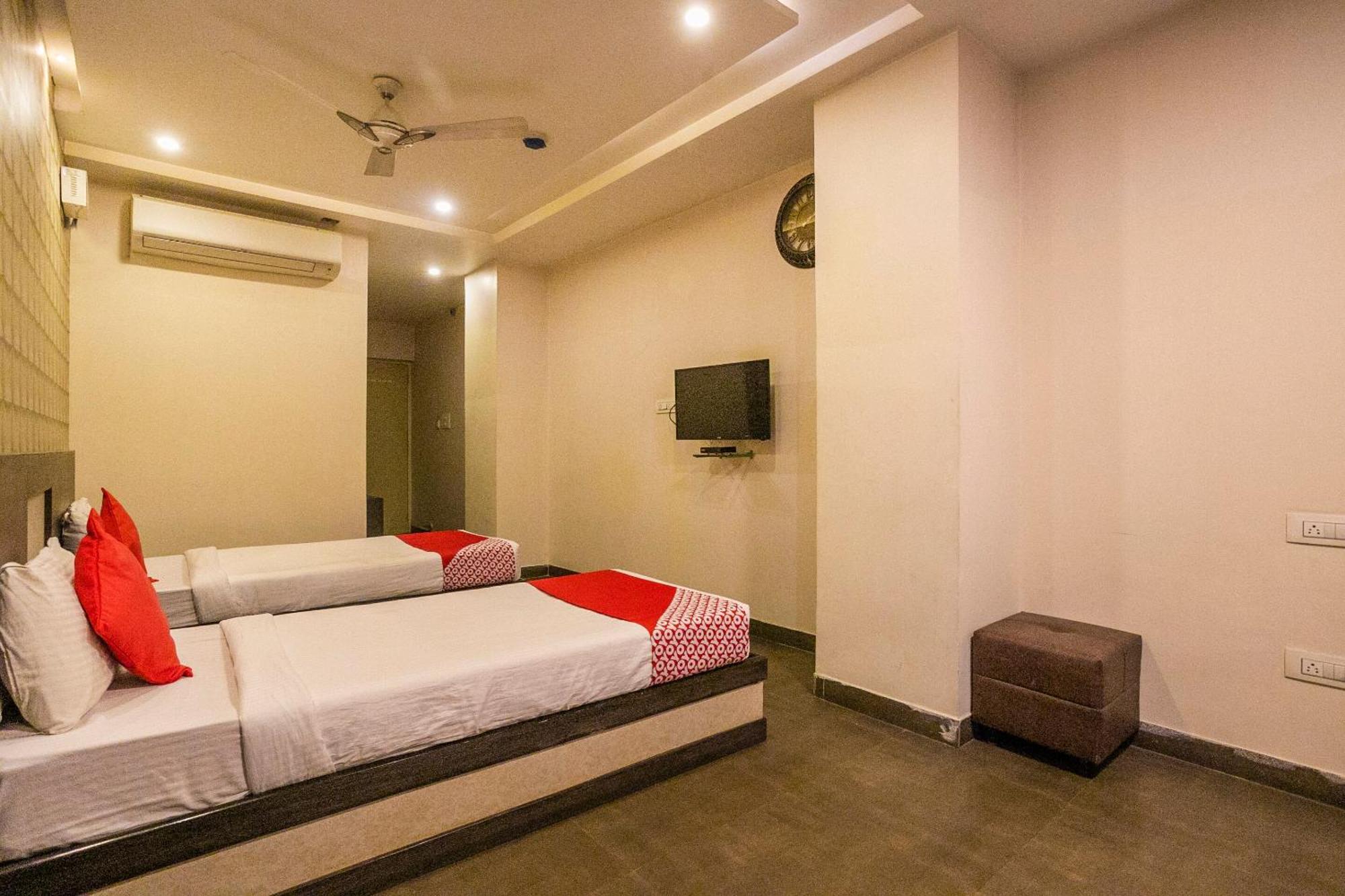 Hotel Super Collection O Indian Near Sitara Restaurant