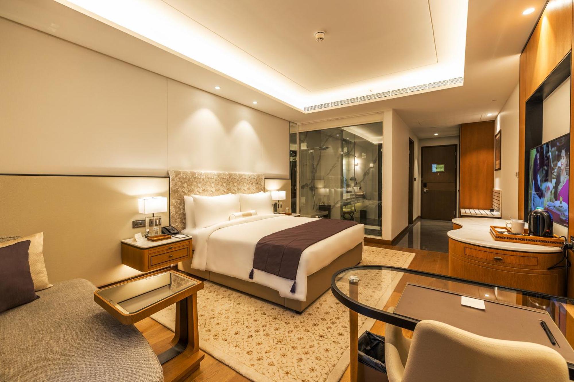 The Leela Bhartiya 5*