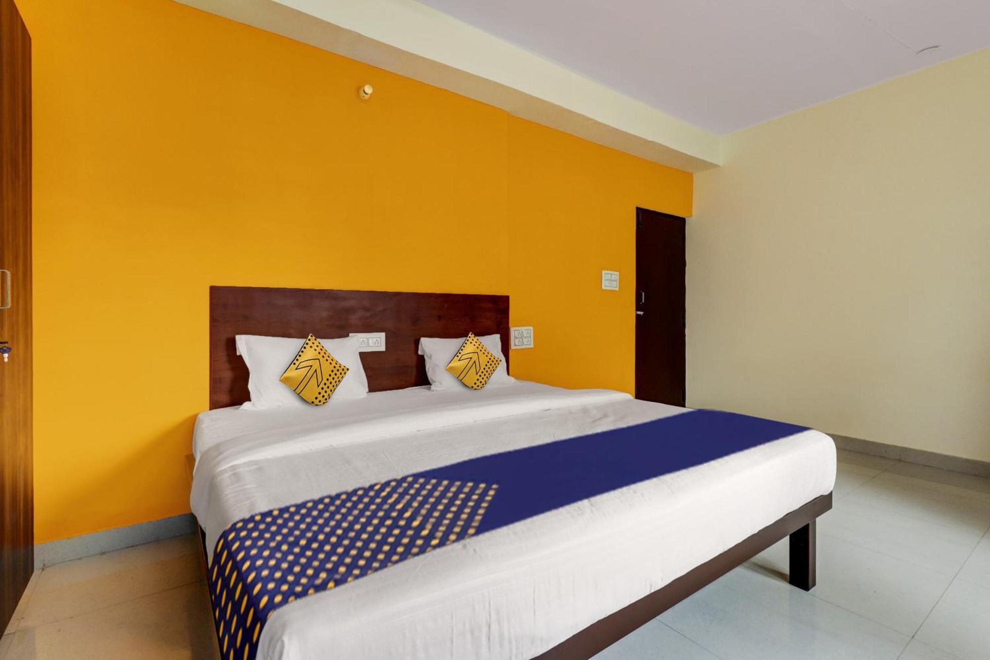 Spot On Aaradhya Hotel 2*