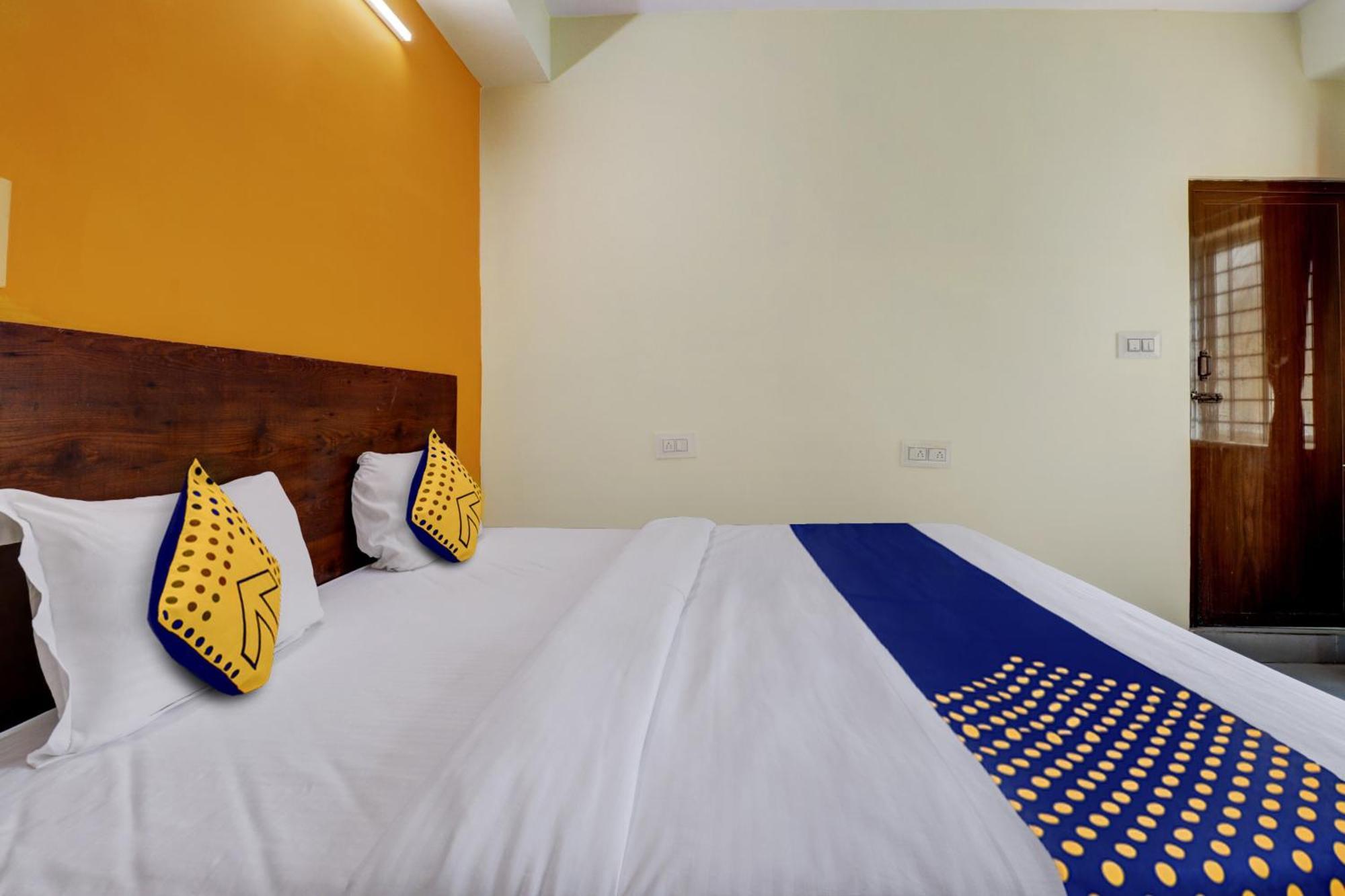Spot On Aaradhya Hotel 2*